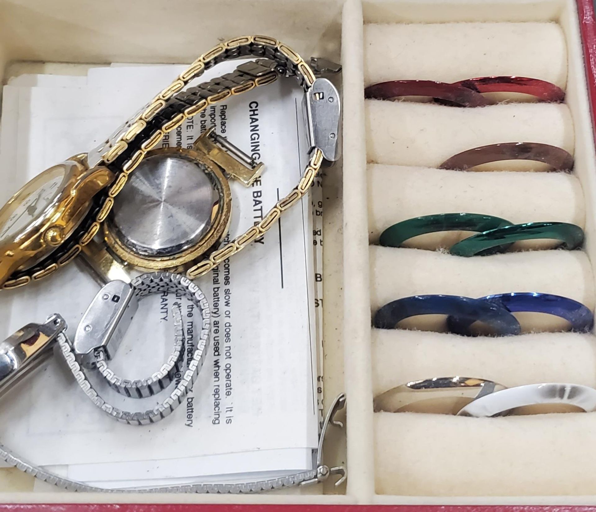 A MIXED LOT OF COSTUME JEWELLERY AND WATCHES IN BOXES, ACCURIST, EARRINGS, PEARL STYLE NECKLACE ETC - Image 4 of 5