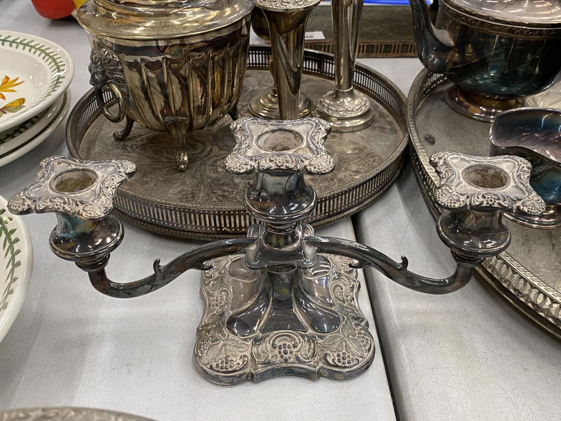 A LARGE QUANTITY OF SILVER PLATED ITEMS TO INCLUDE GALLERIED TRAYS, A ROSE BOWL, TEAPOTS, VASES, - Image 5 of 5