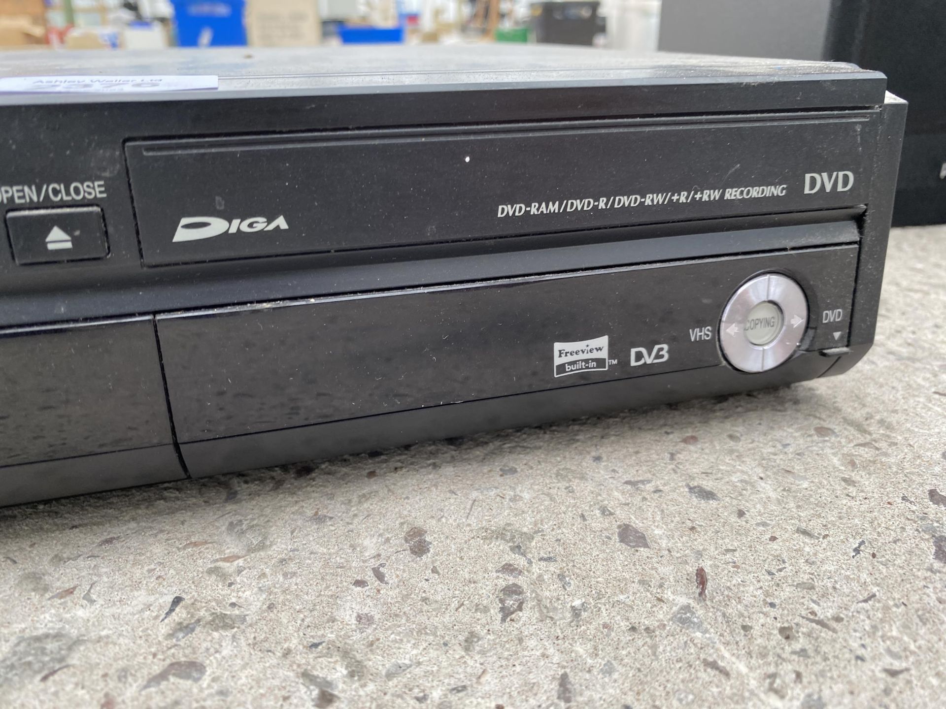 A PANASONIC DMR EV48B VHS TO DVD VIDEO RECORDER - Bild 2 aus 3