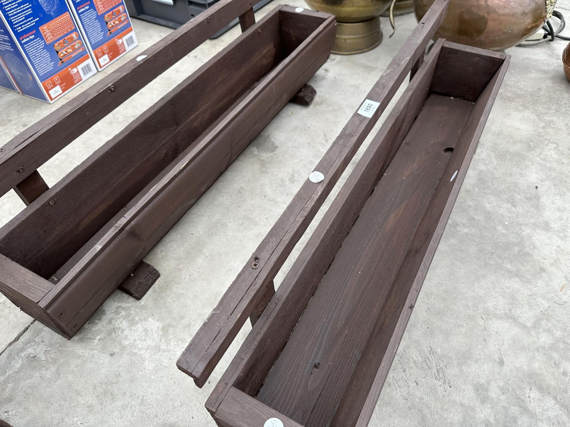 TWO WOODEN TROUGH PLANTERS WITH TRELIS BACKS - Bild 2 aus 2