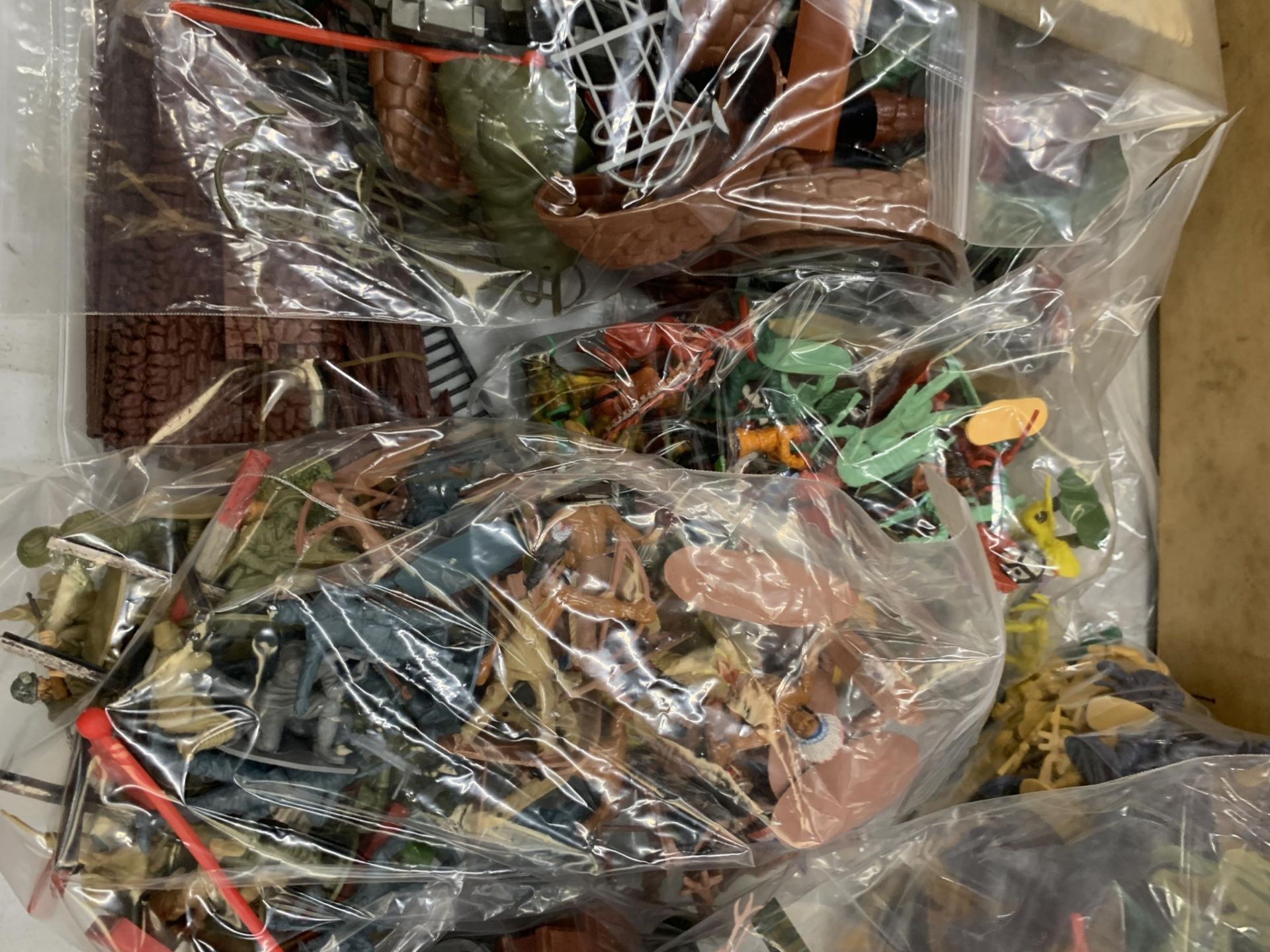 A COLLECTION OF ARMY MEN PLASTIC FIGURES IN BAGS - Image 3 of 5