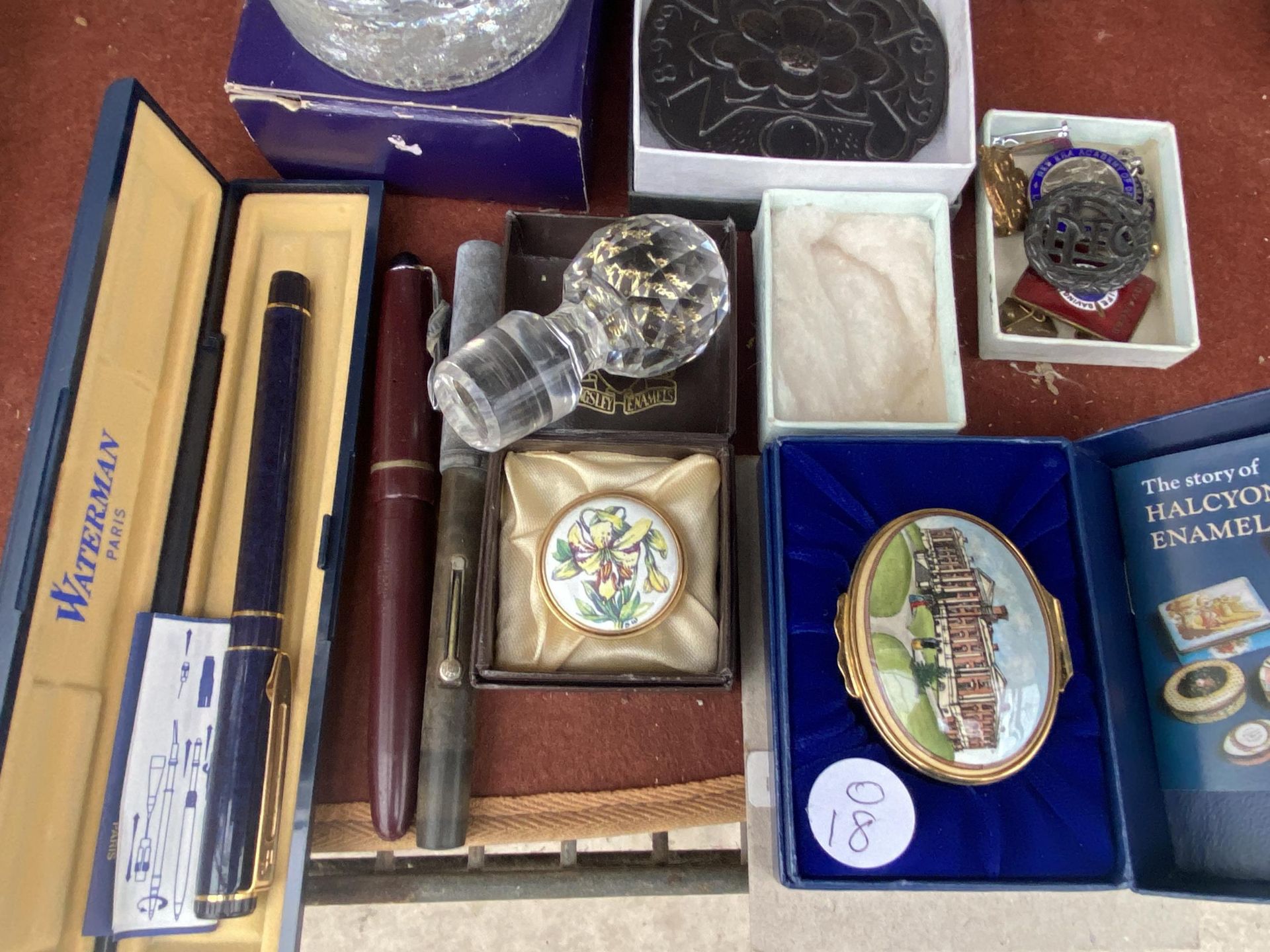 AN ASSORTMENT OF VINTAGE ITEMS TO INCLUDE HALLMARKED SILVER BADGES, A WATERMAN FOUNTAIN PEN AND A - Bild 2 aus 4