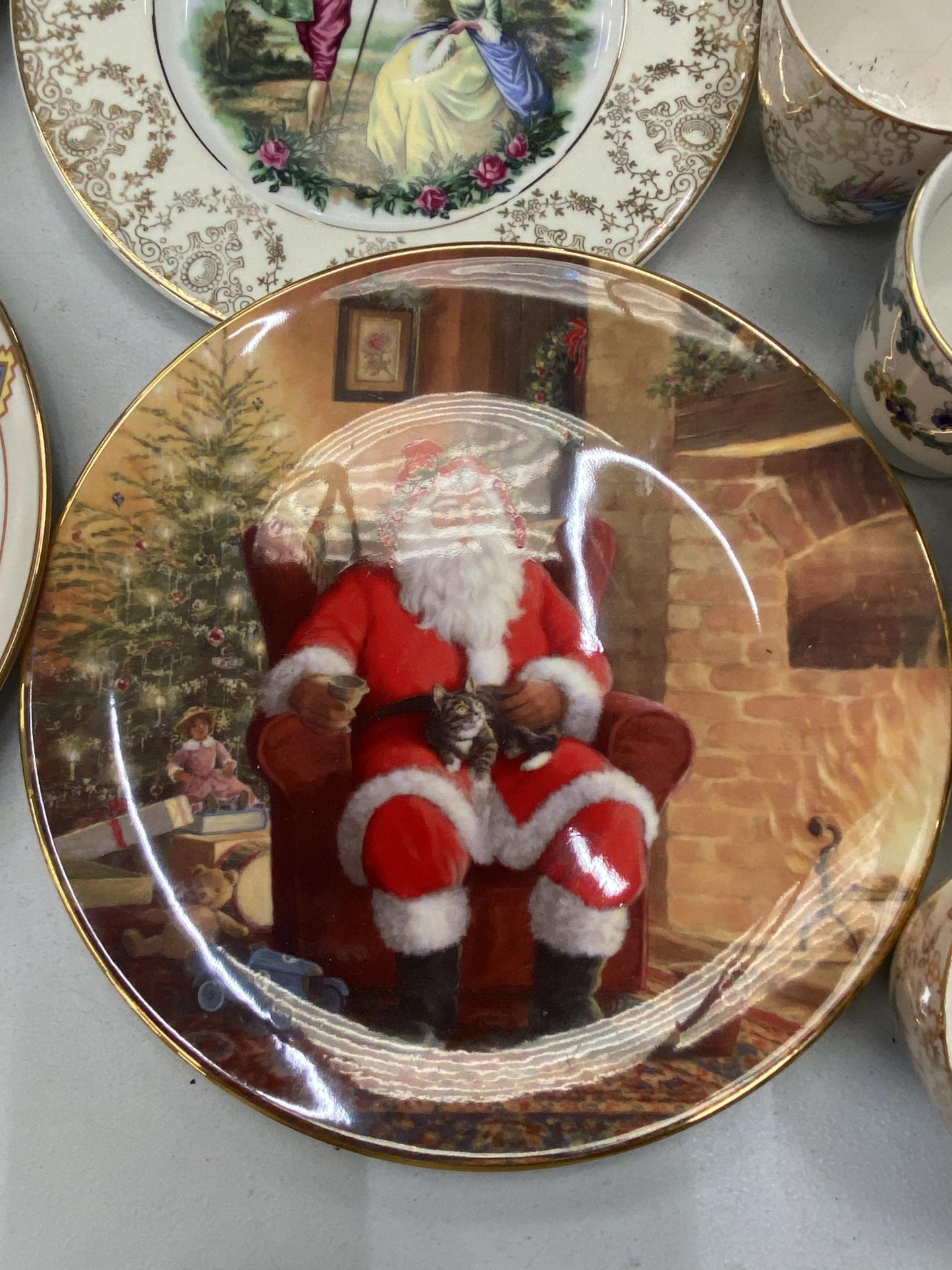 A QUANTITY OF ITEMS TO INCLUDE CABINET PLATES, VINTAGE CHINA CUPS, ETERNAL BEAU PLATES, A - Image 3 of 9