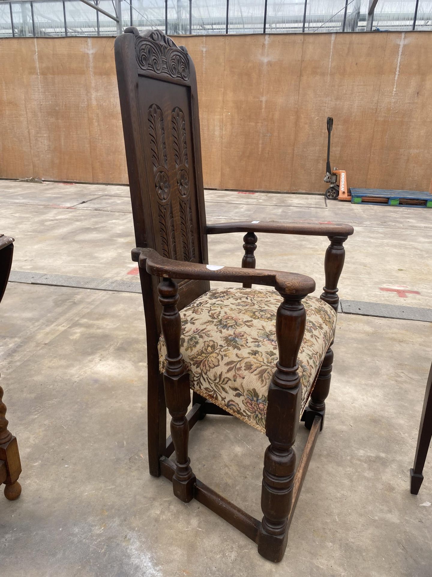 AN OAK EARLY 20TH CENTURY JACOBEAN STYLE THRONE CHAIR ON TURNED BULBOUS LEGS, WITH CARVED PANEL BACK - Image 2 of 5