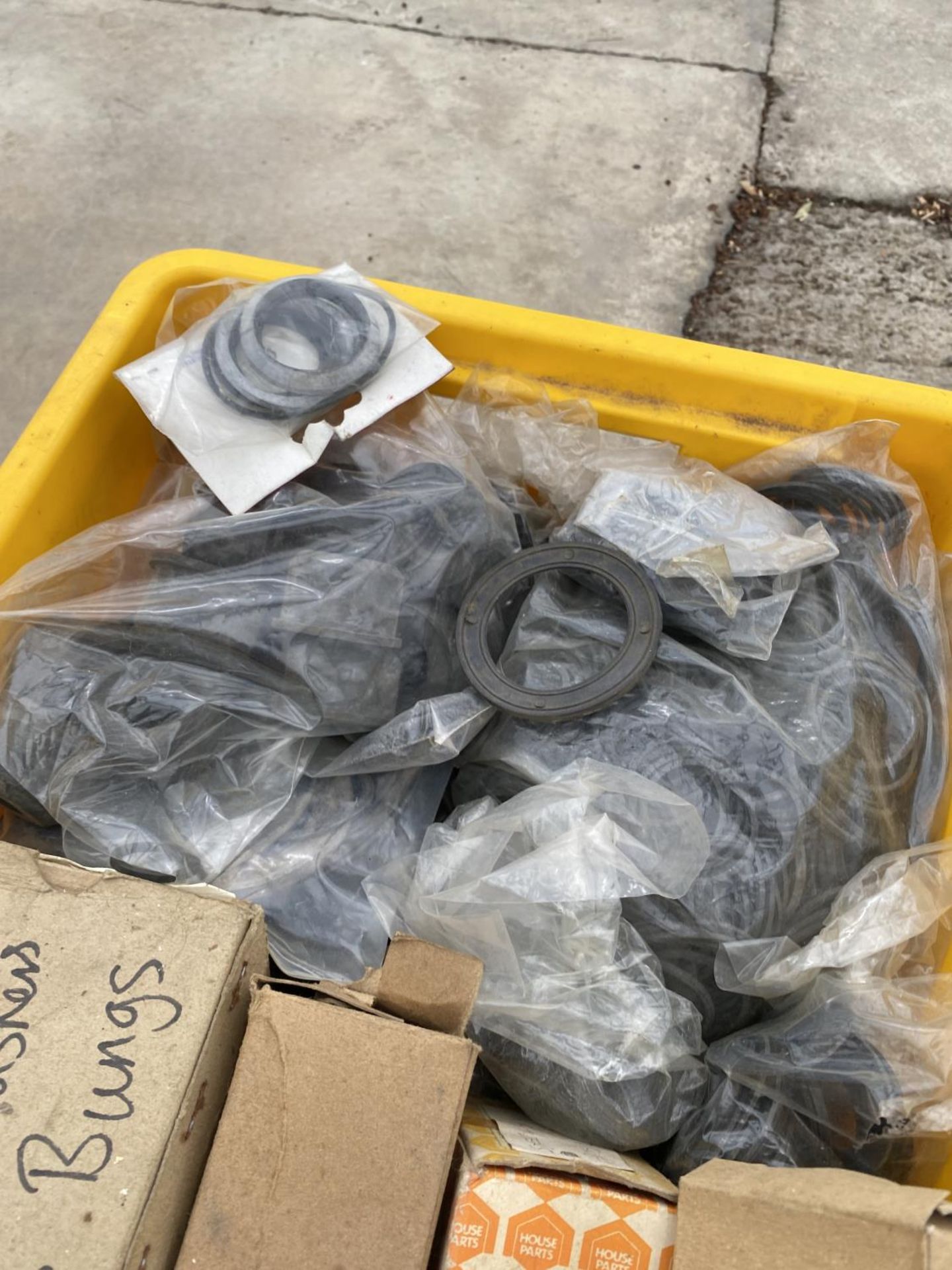 A LARGE ASSORTMENT OF RUBBER WASHERS, BUNGS AND CAPS ETC - Image 2 of 4