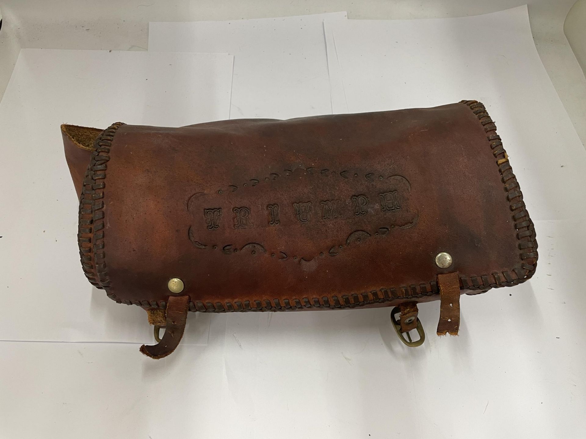 A VINTAGE TRIUMPH LEATHER MOTORBIKE BAG