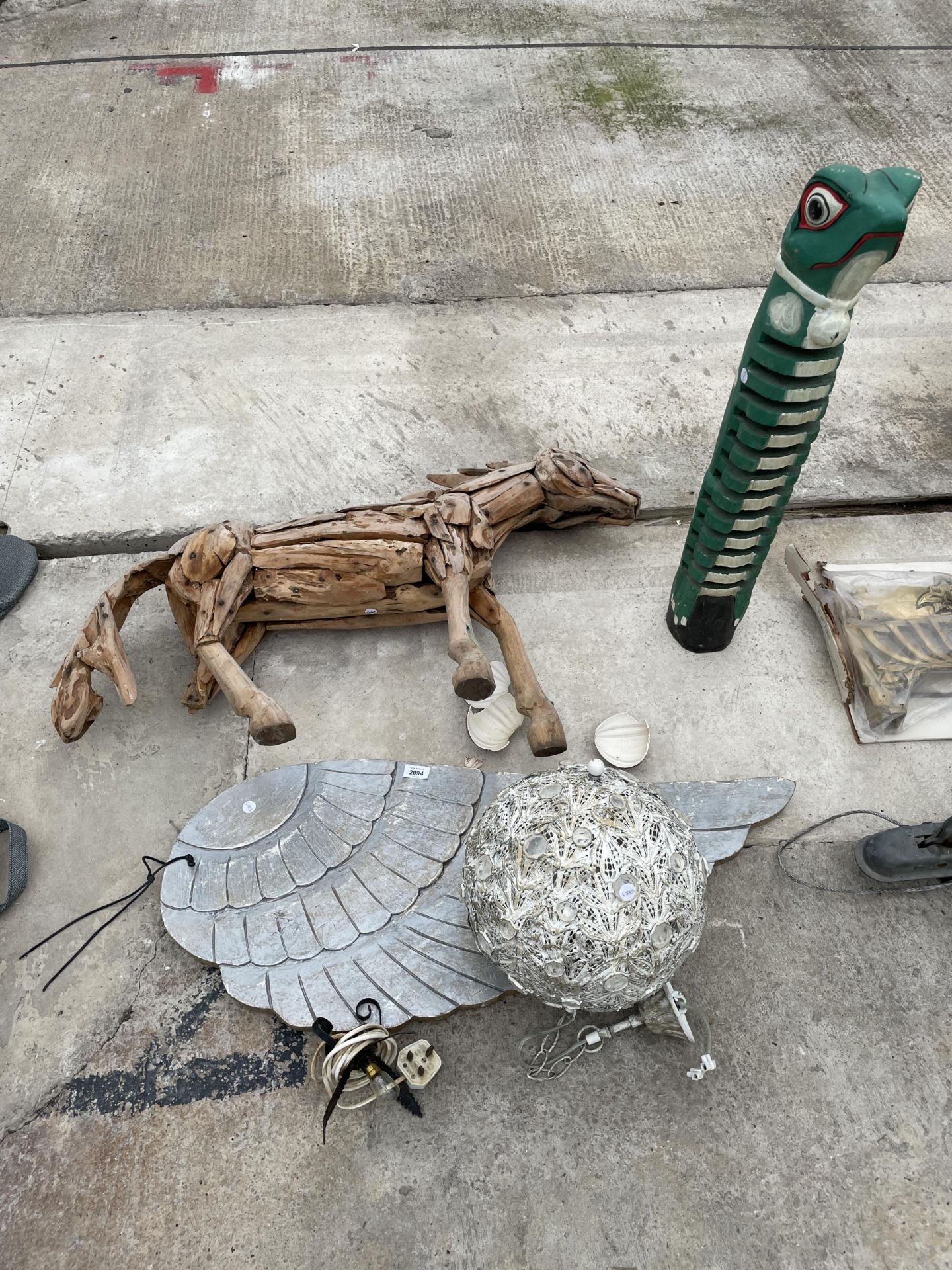 AN ASSORTMENT OF ITEMS TO INCLUDE A DRIFT WOOD HORSE, A LIZARD CD RACK AND A LIGHT FITTING ETC