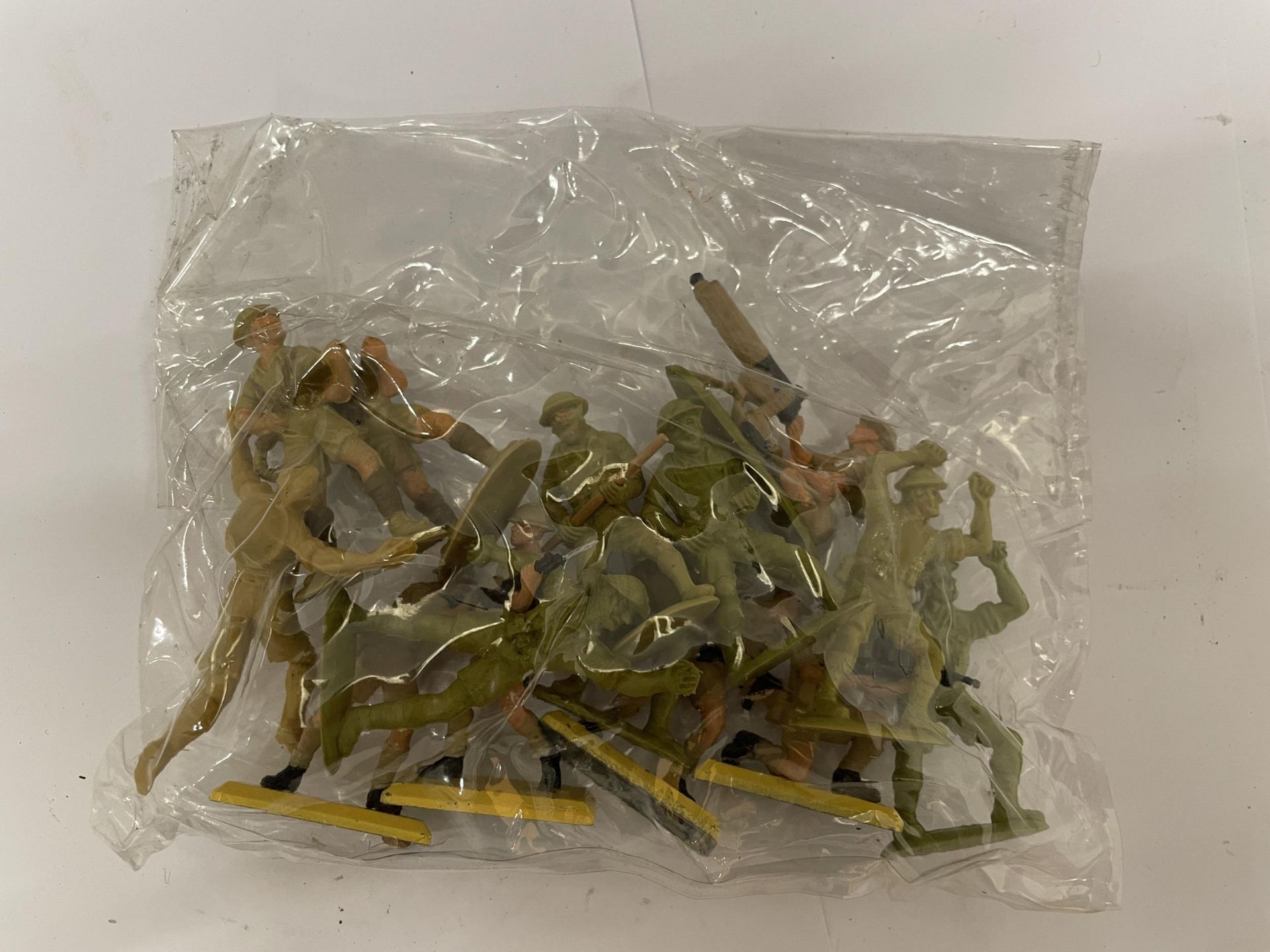 A COLLECTION OF ARMY MEN PLASTIC FIGURES IN BAGS - Bild 2 aus 3