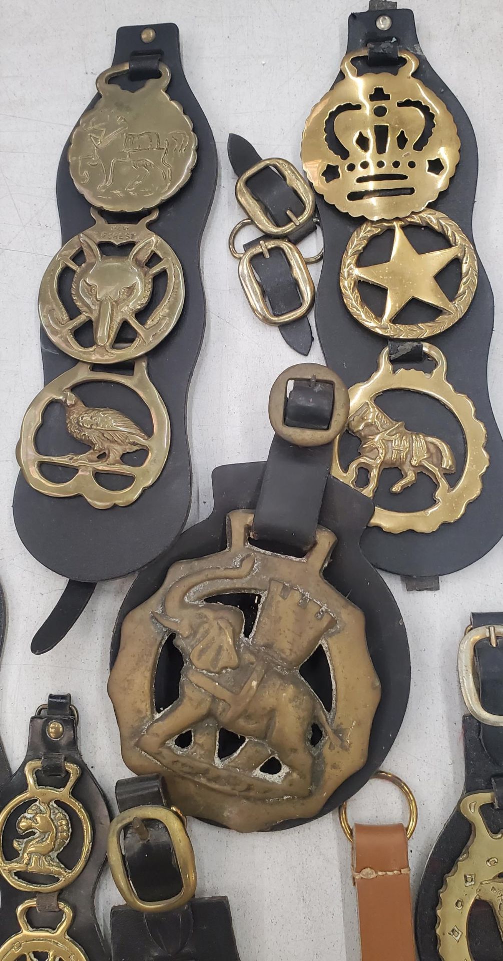 A LARGE QUANTITY OF VINTAGE HORSE BRASSES - Image 2 of 4