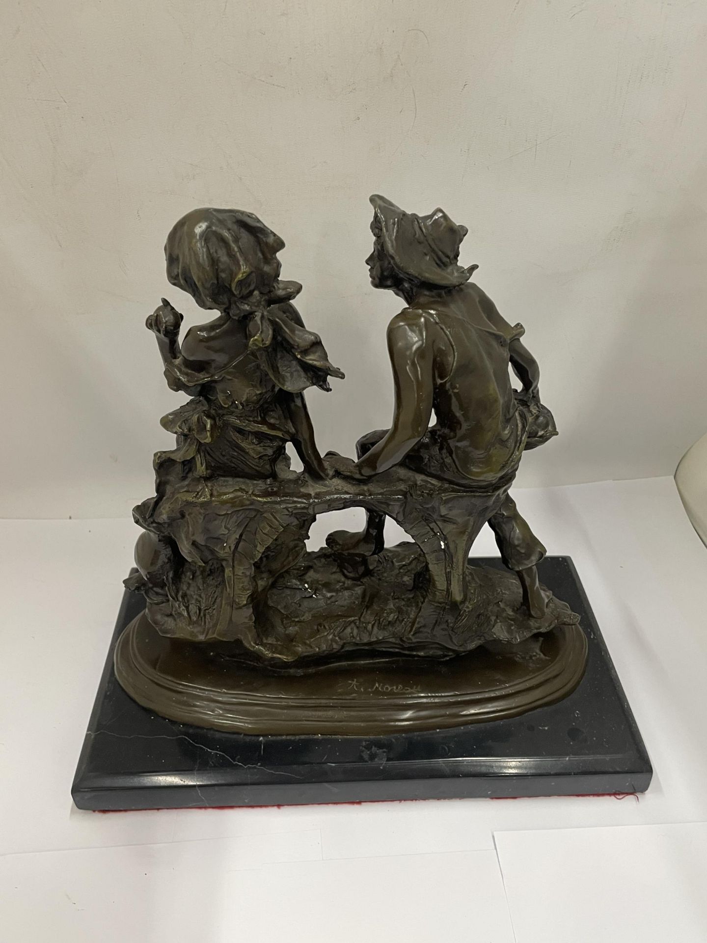 A BRONZE FIGURE GROUP OF A MAN AND LADY ON MARBLE BASE, SIGNED, HEIGHT 34CM - Image 4 of 5
