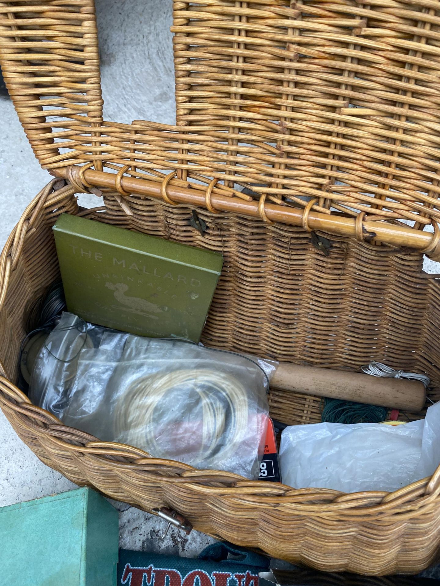 A WICKER TACLE BOX CONTAINING FISHING ITEMS TO INCLUDE A REEL AND A BITE ALARM ETC - Bild 2 aus 4