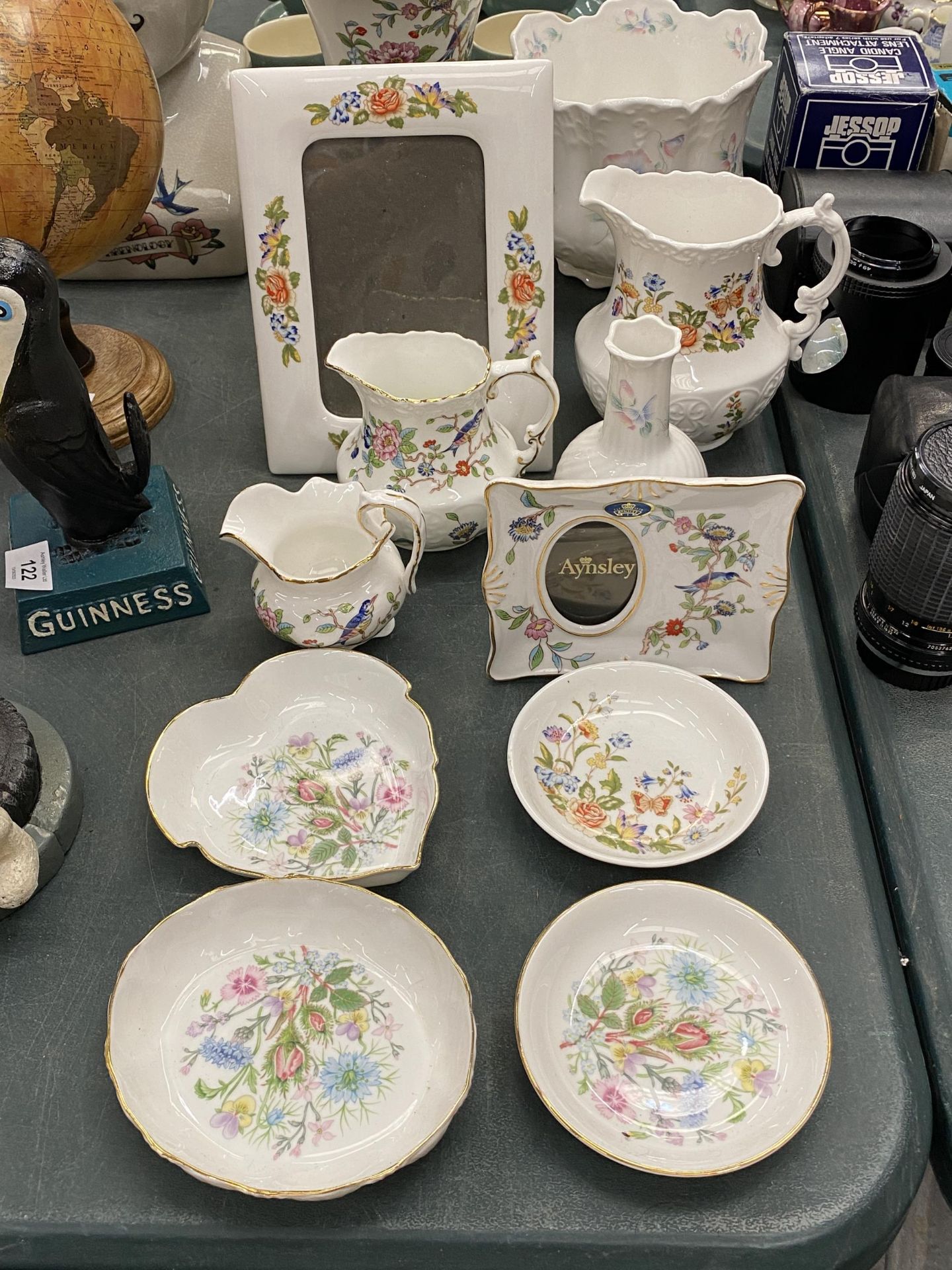 A COLLECTION OF AYNSLEY CHINA 'WILD TUDOR', 'PEMBROKE' AND 'LITTLE SWEETHEART' TO INCLUDE VASES,