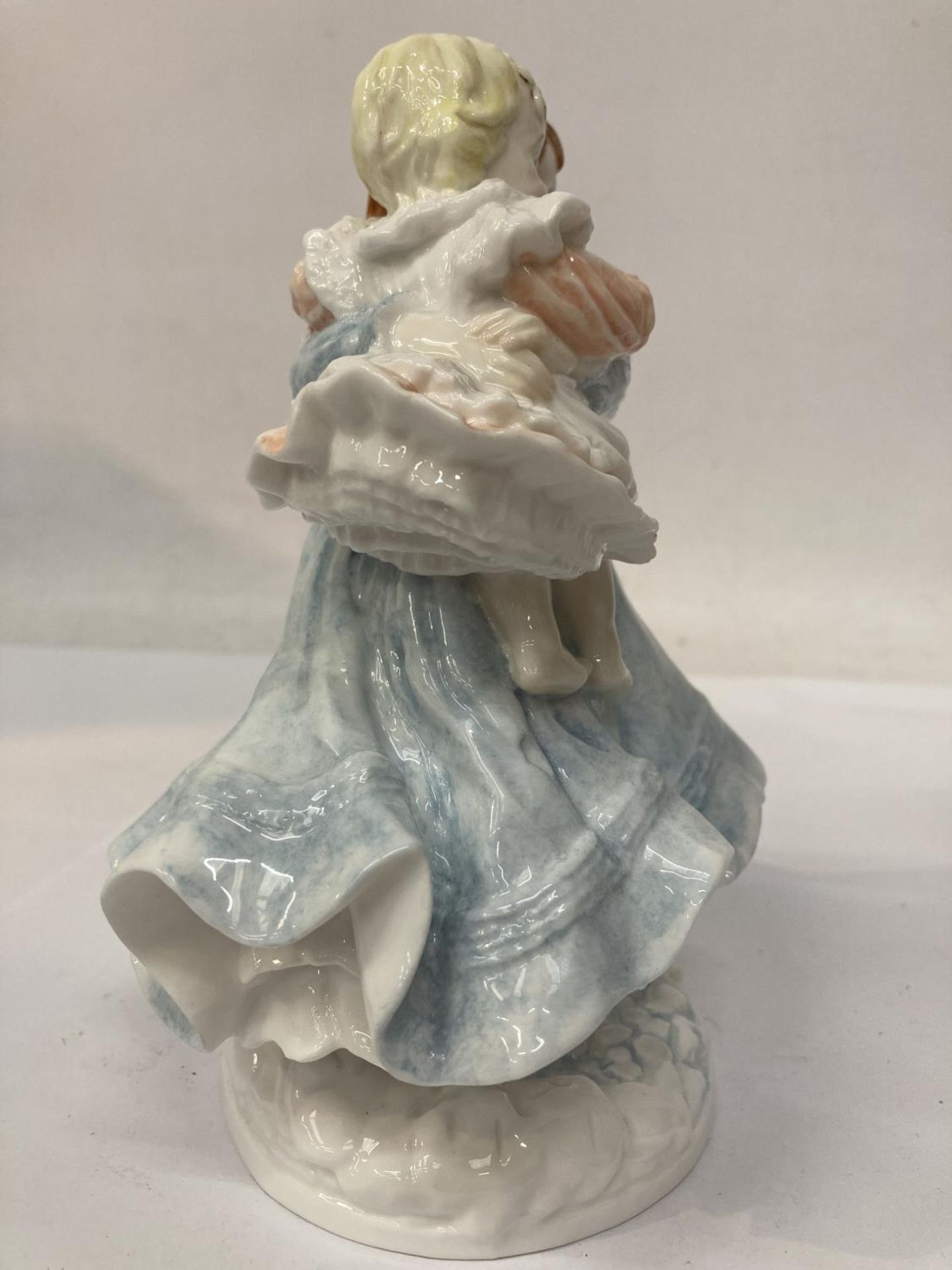 A ROYAL WORCESTER LIMITED EDITION 'LOVE' FIGURE - Image 3 of 6