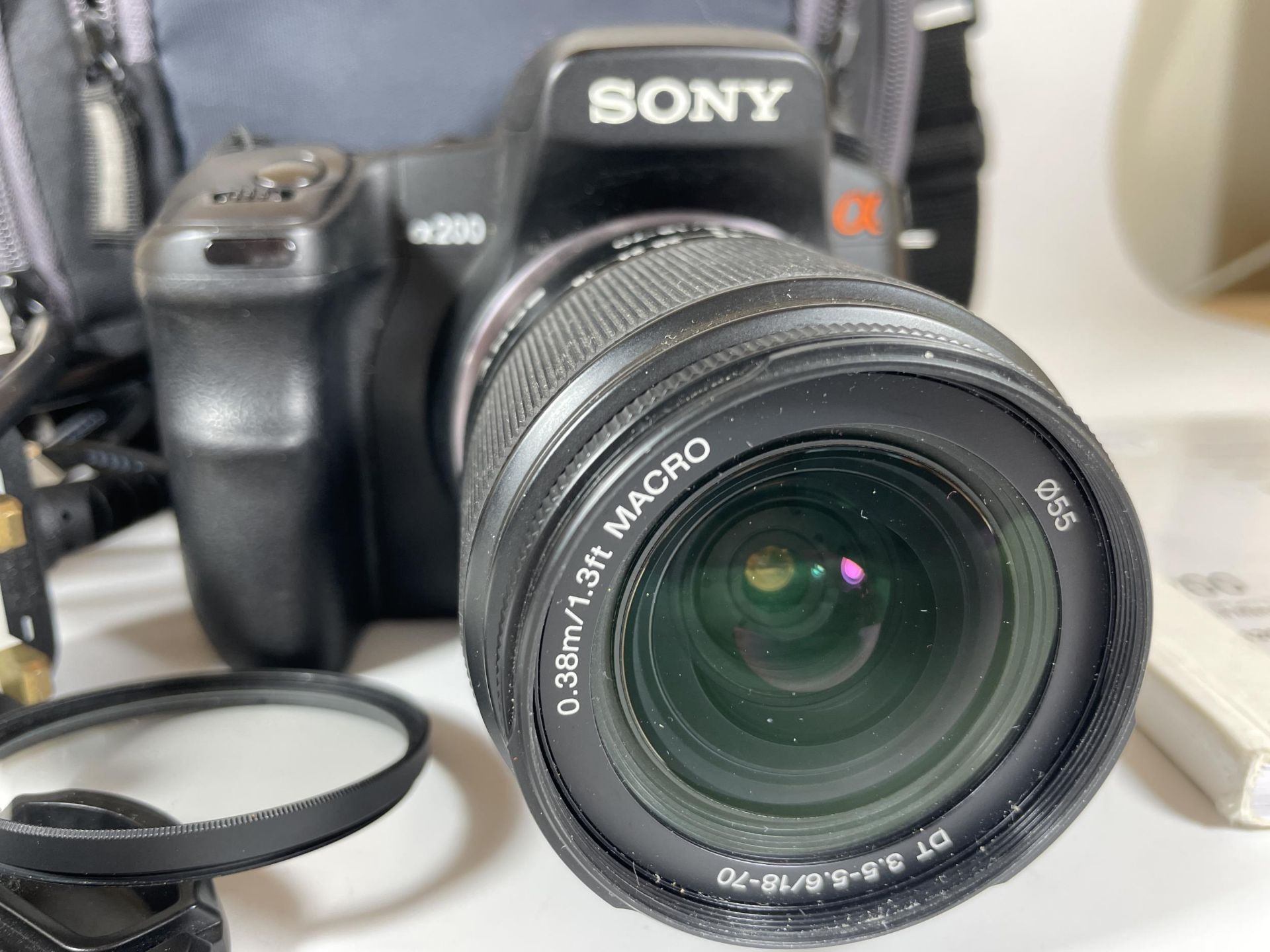 A SONY A200 DIGITAL SLR CAMERA WITH 0.38M/1.3FT MACRO LENS, CHARGER, MANUAL & CASE - Image 2 of 4