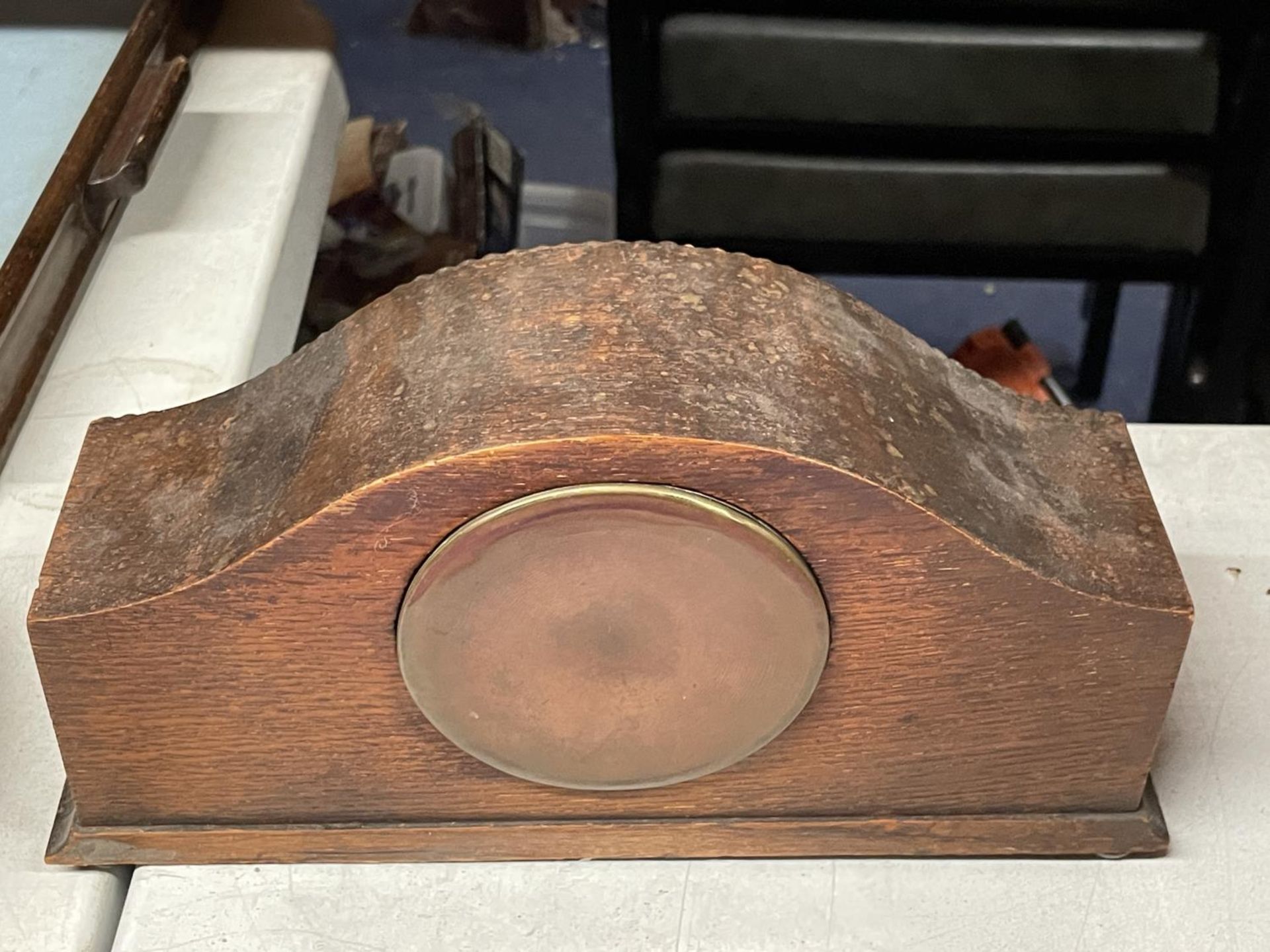 A VINTAGE MAHOGANY MANTLE CLOCK WITH WIND UP MECHANISM - Image 2 of 3