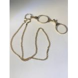 A 9 CARAT GOLD CHAIN GROSS WEIGHT 4.29 GRAMS WITH A PAIR OF GOLD PLATED ORNATE PINCE NEZ