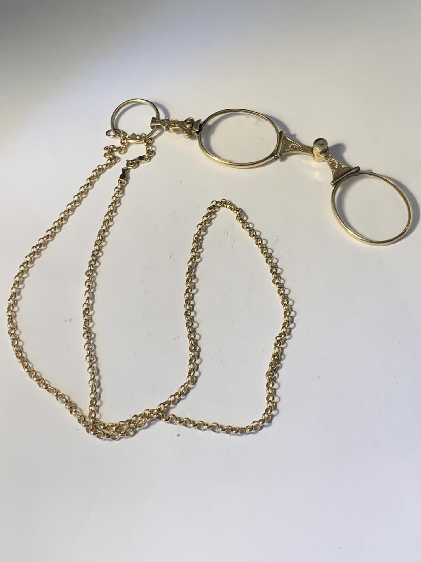 A 9 CARAT GOLD CHAIN GROSS WEIGHT 4.29 GRAMS WITH A PAIR OF GOLD PLATED ORNATE PINCE NEZ