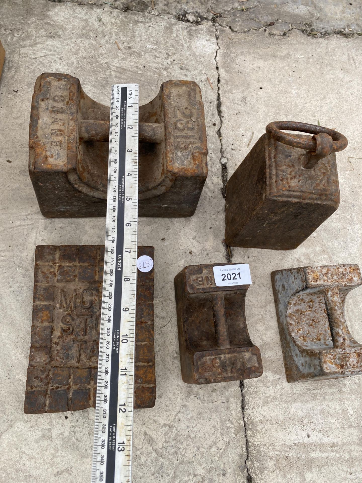 AN ASSORTMENT OF VINTAGE CAST IRON WEIGHTS - Image 2 of 3