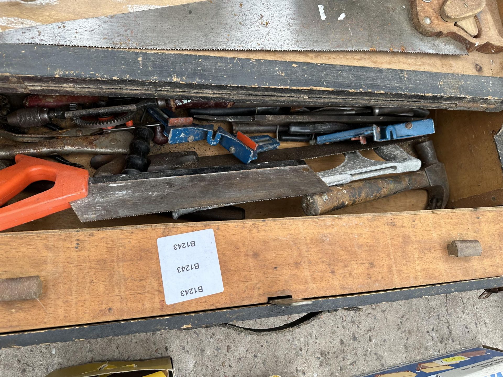 A WOODEN JOINERS CHEST, A BRACE DRILL CUTTING ATTATCHMENT AND TWO WOODEN JIGS - Bild 3 aus 4