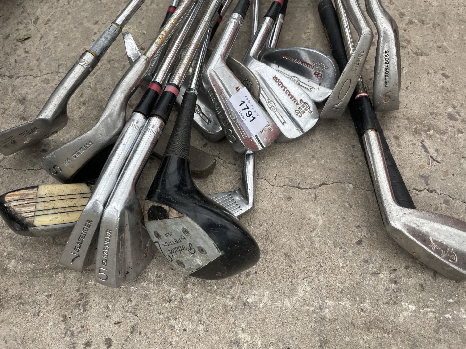 AN ASSORTMENT OF VARIOUS GOLF CLUBS - Bild 2 aus 2