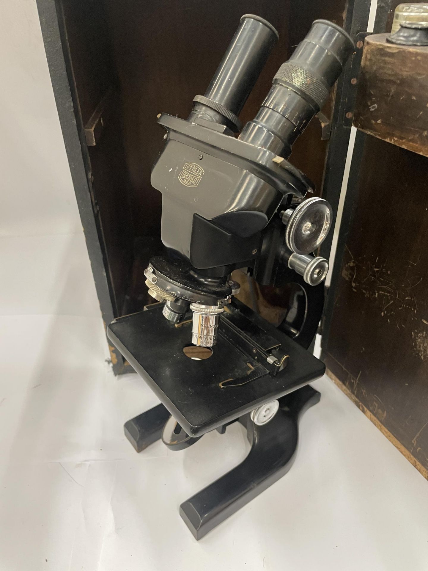 A VINTAGE BOXED SPENCER, BUFFALO, U.S.A DUAL VIEW MICROSCOPE WITH EXTRA LENS' - Image 2 of 6