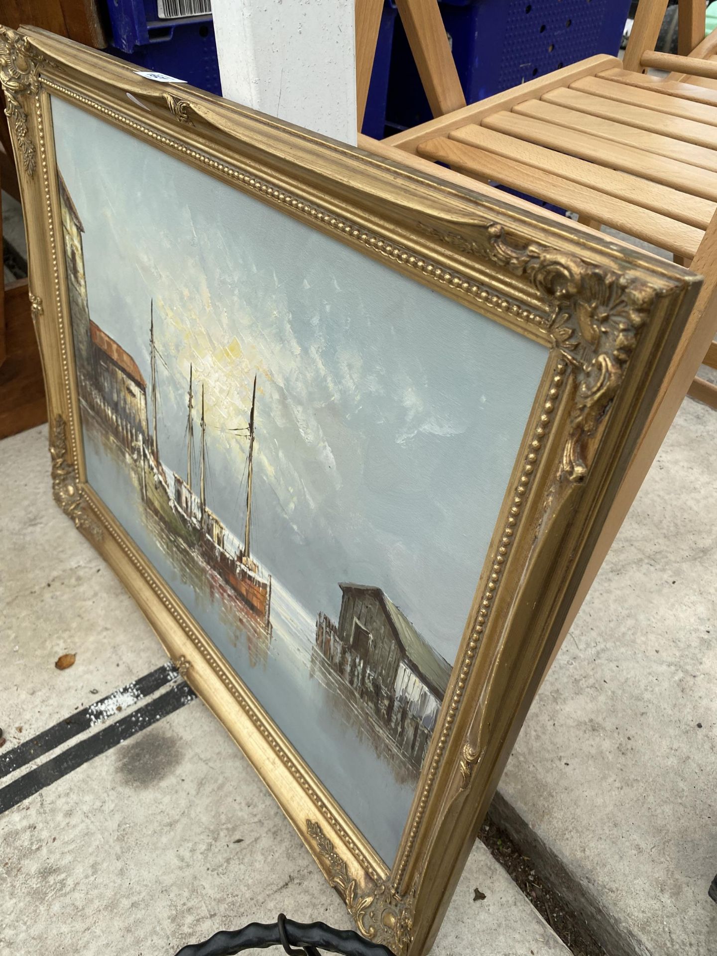 A GILT FRAMED OIL ON CANVAS OF A FISHING BOAT - Bild 3 aus 3