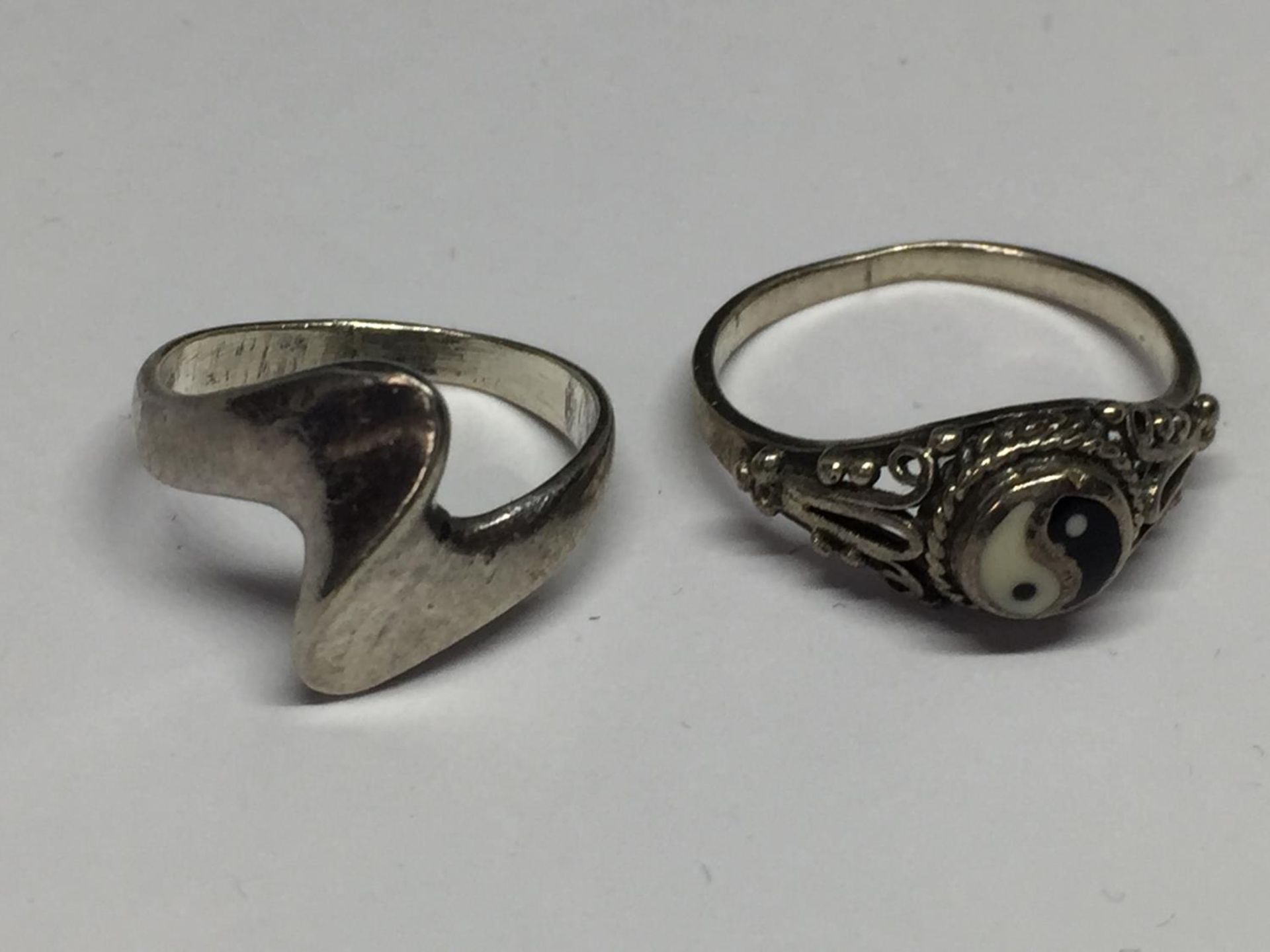 FIVE SILVER RINGS - Image 3 of 3