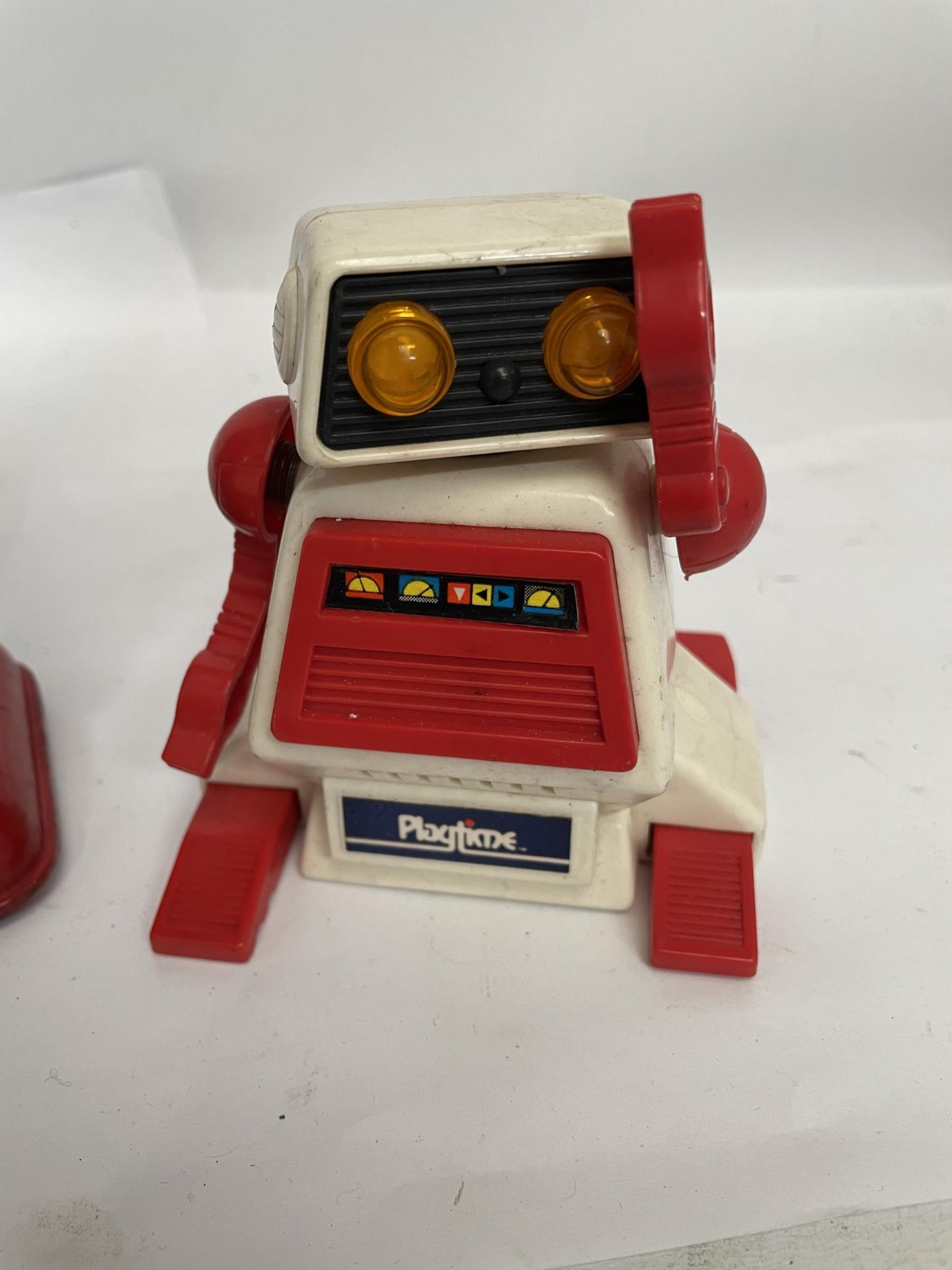 A RARE 1960'S KO JAPAN TIN PLATE TOY ROBOT (BATTERY OPERATED) PLUS A 1980'S WALL-E TOY ROBOT - Image 3 of 3