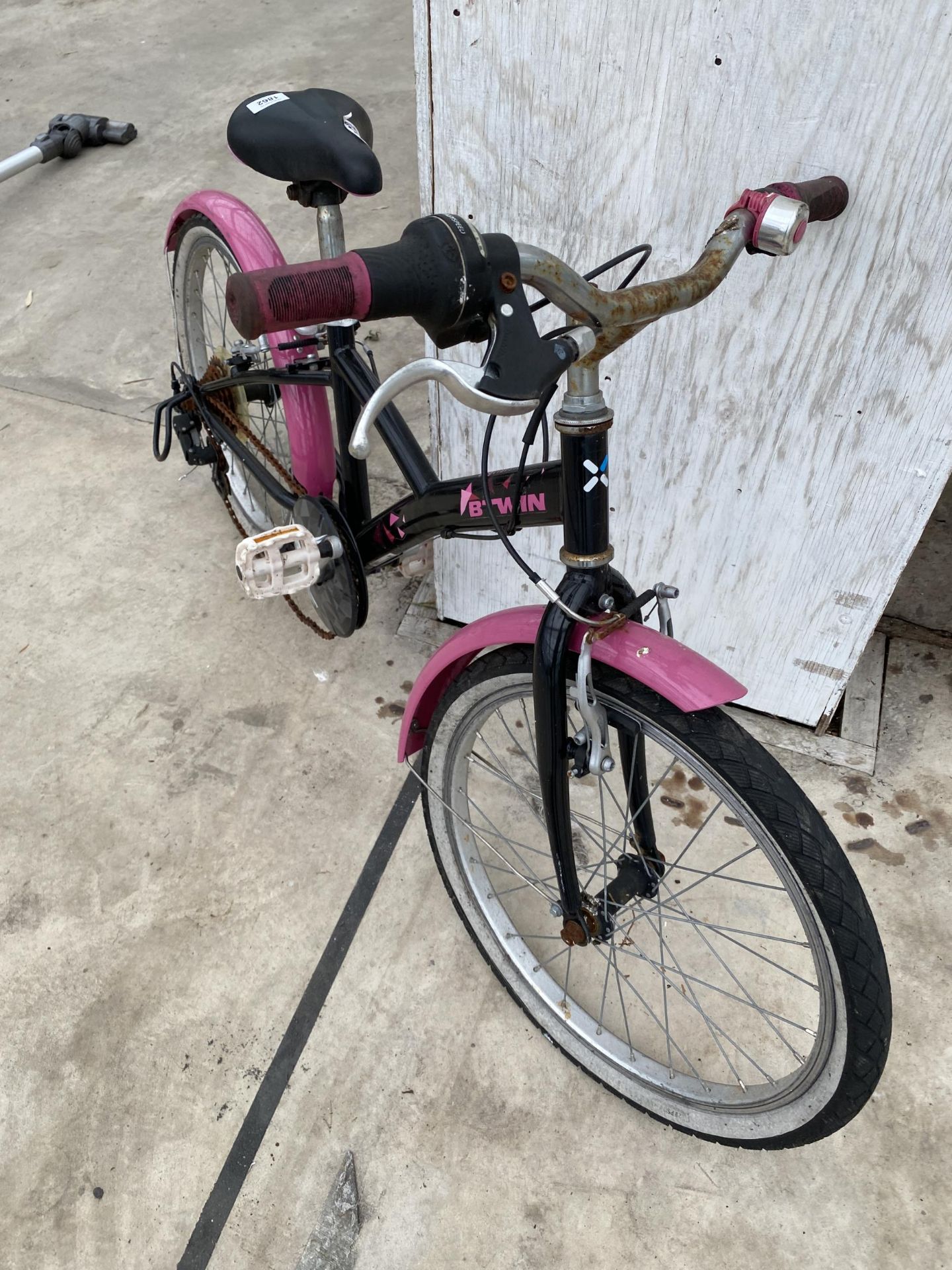 A BTWIN ORIGINAL 500 GIRLS BIKE WITH 6 SPEED SHIMANO GEAR SYSTEM - Image 3 of 3