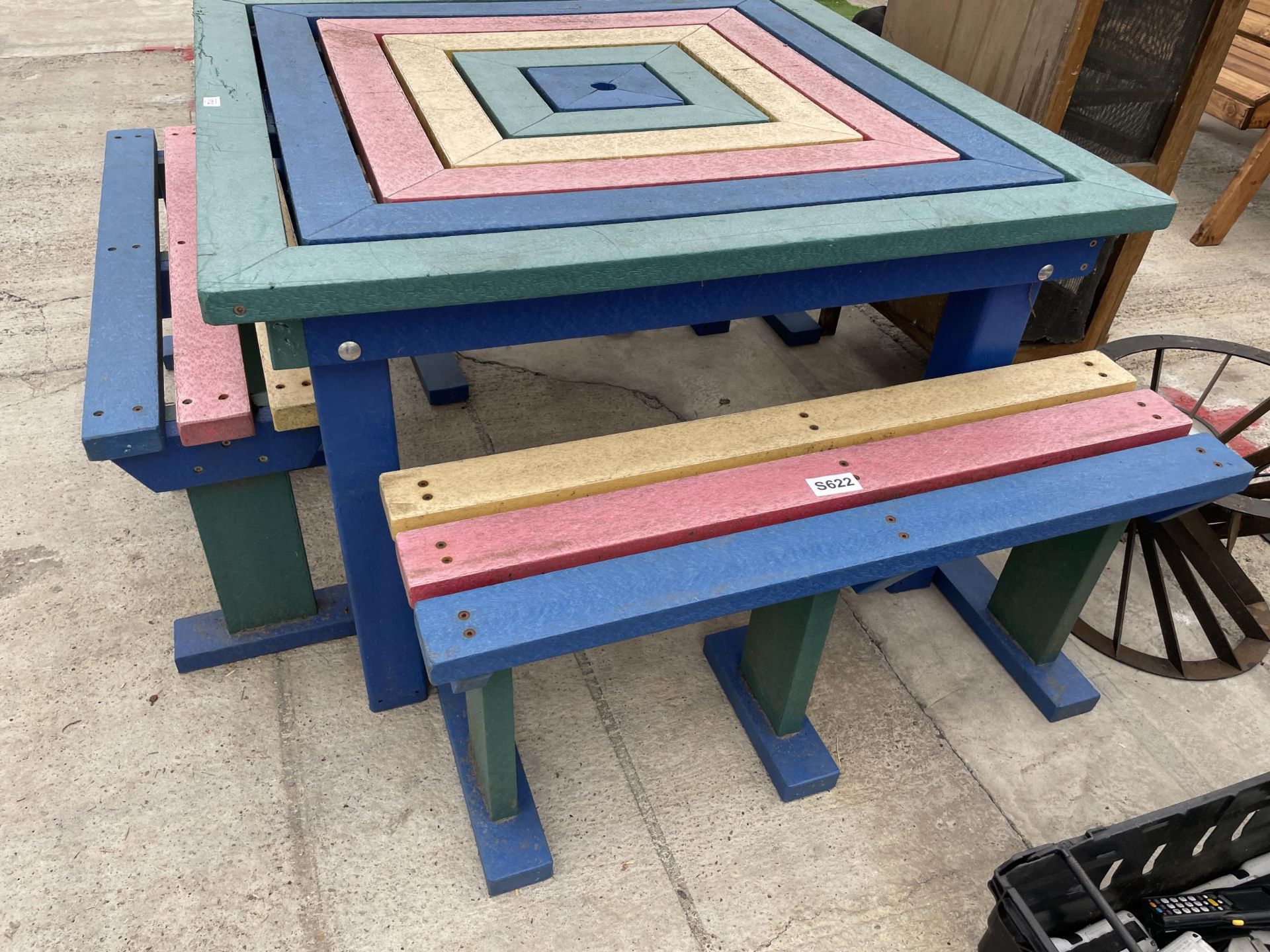 A HEAVY DUTY PLASTIC PICNIC TABLE AND THREE BENCHES - Bild 2 aus 3