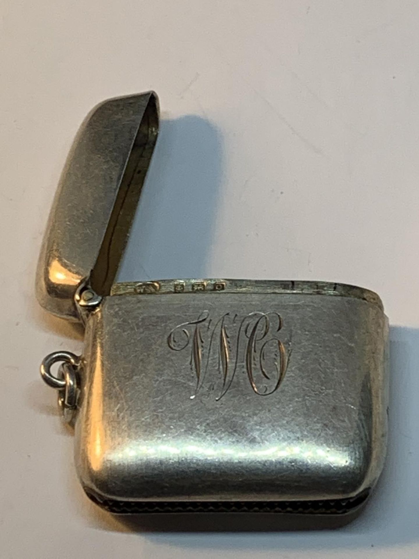 A HALLMARKED BIRMINGHAM SILVER VESTA CASE