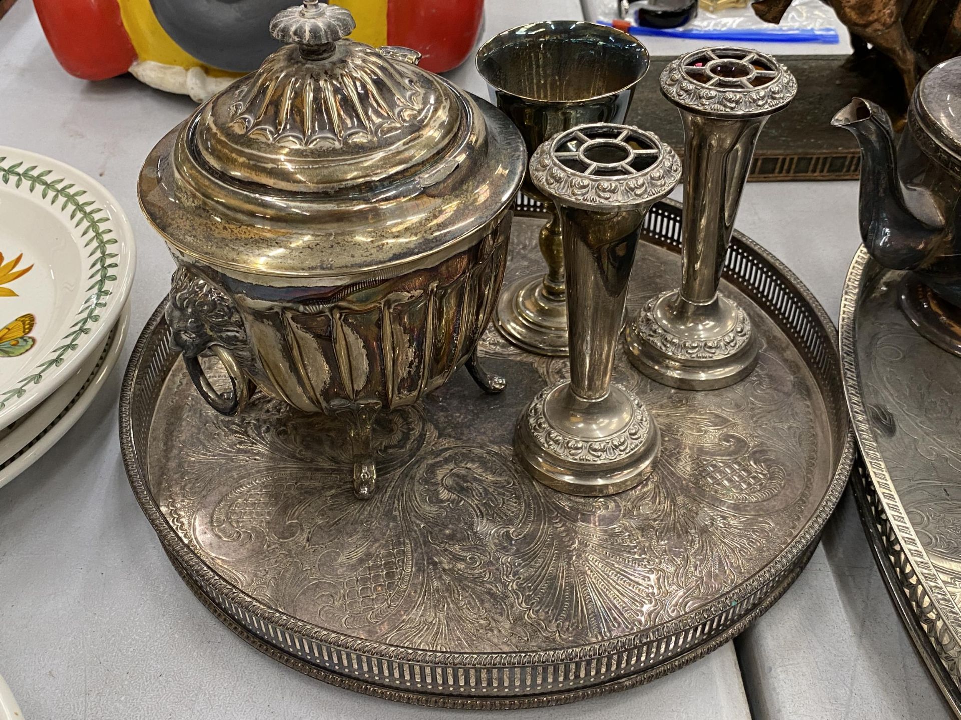 A LARGE QUANTITY OF SILVER PLATED ITEMS TO INCLUDE GALLERIED TRAYS, A ROSE BOWL, TEAPOTS, VASES, - Image 4 of 5