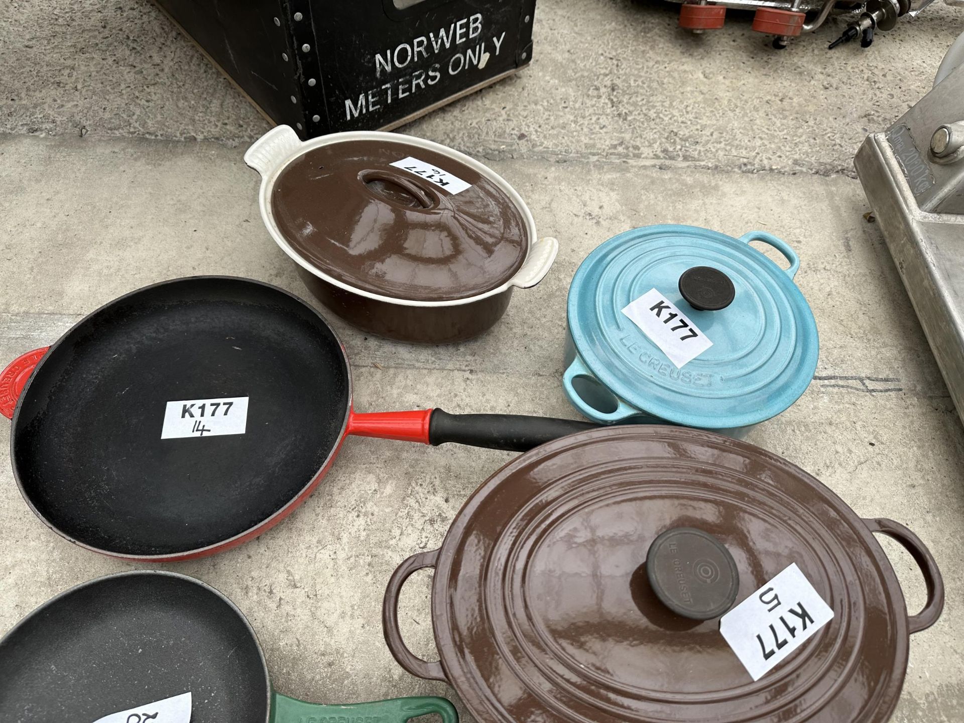 AN ASSORTMENT OF COLOURED LE CREUSET PANS TO INCLUDE CASAROLE DISHES AND FRYING PANS ETC - Image 3 of 5