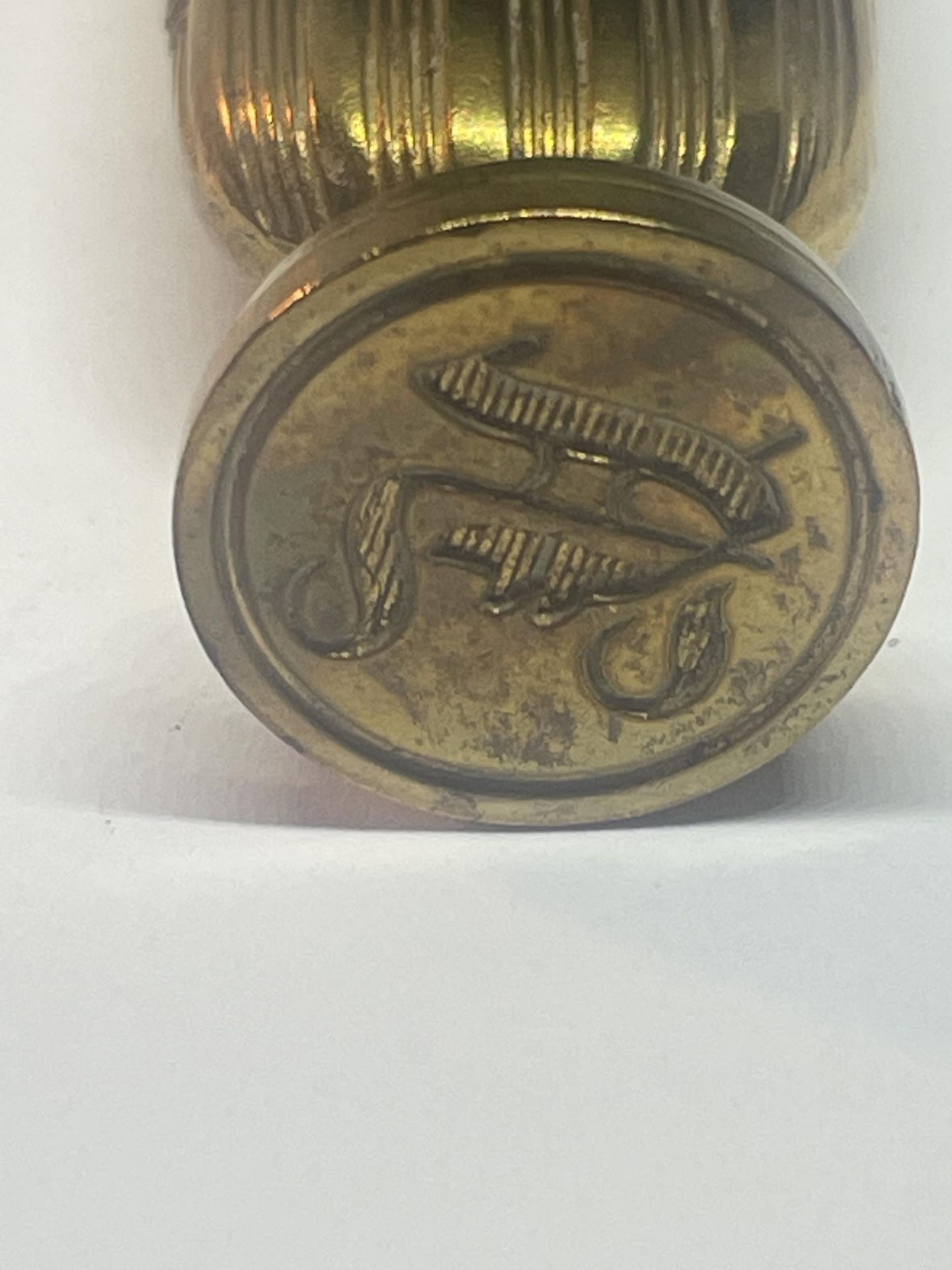 A VINTAGE BRASS VESTA CASE WITH SEAL - Image 5 of 5