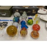 A LARGE QUANTITY OF GLASS PAPERWEIGHTS - 14 IN TOTAL