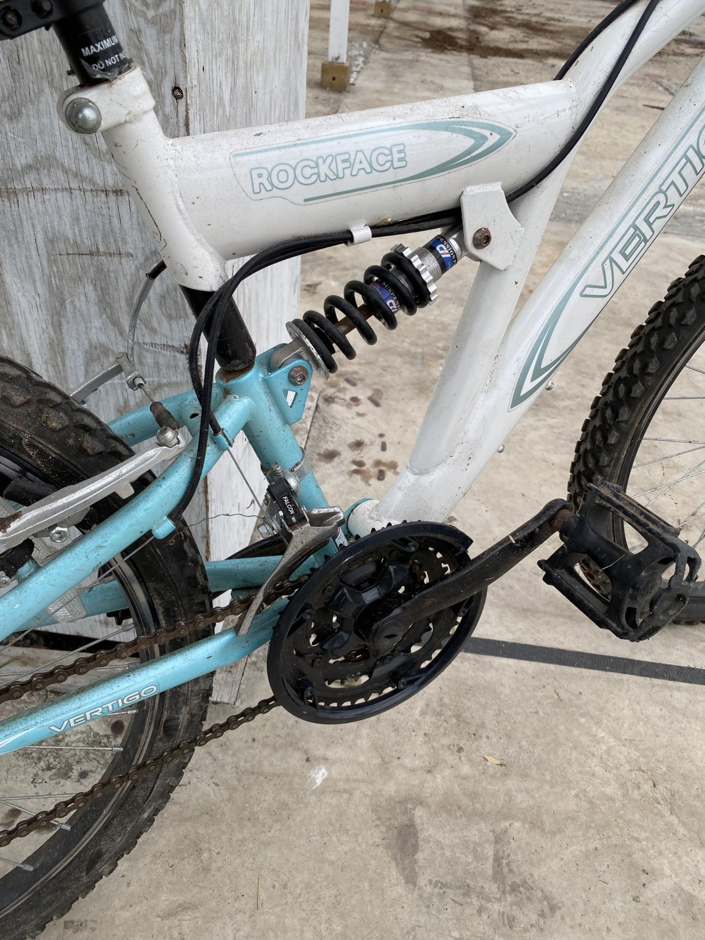 A VERTIGO ROCKFACE MOUNTAIN BIKE WITH FRONT AND REAR SUSPENSION AND 18 SPEED SHIMANO GEAR SYSTEM - Image 3 of 4