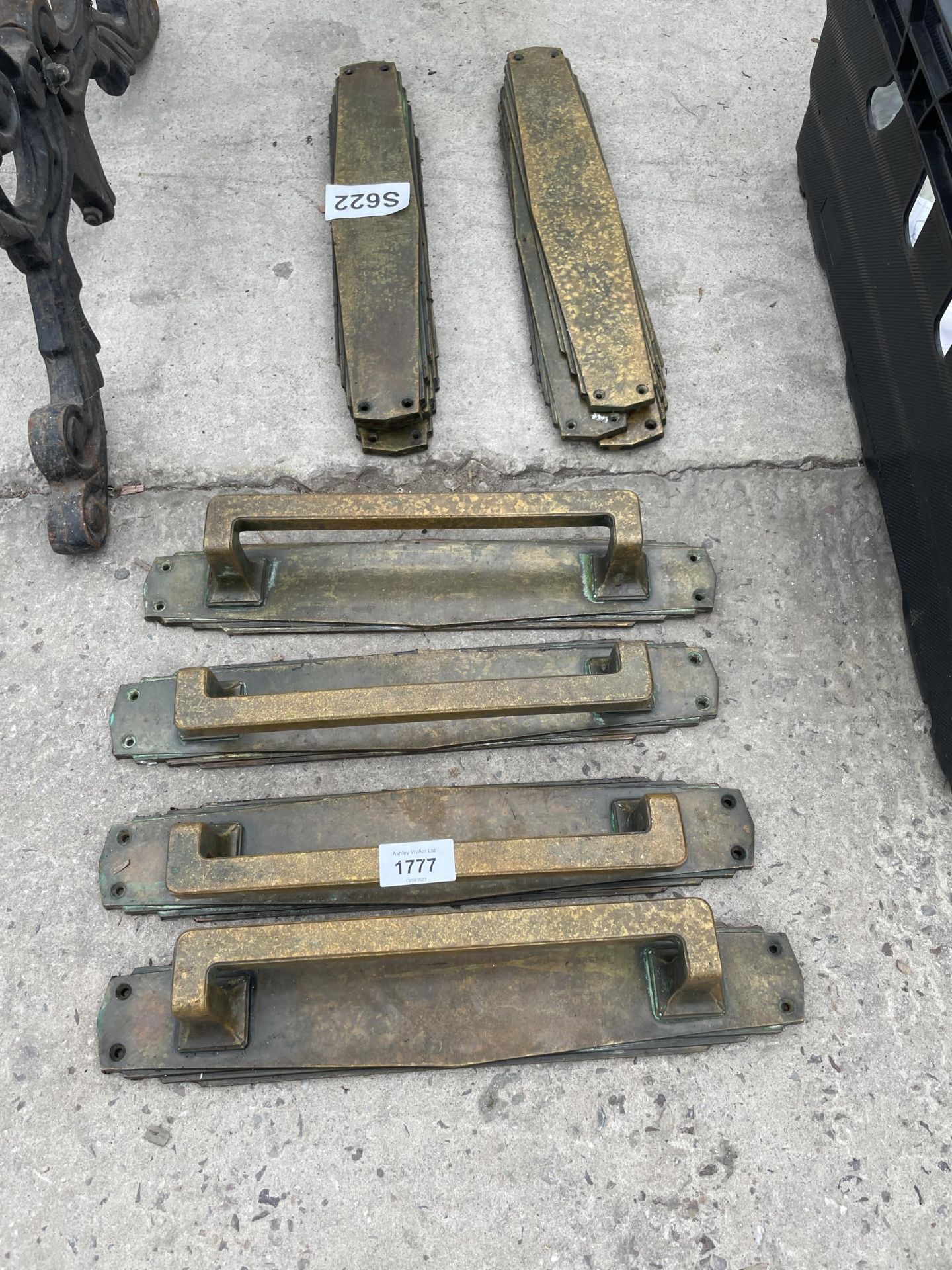 AN ASSORTMENT OF VINTAGE COPPER AND BRASS DOOR HANDLES AND PUSH PLATES