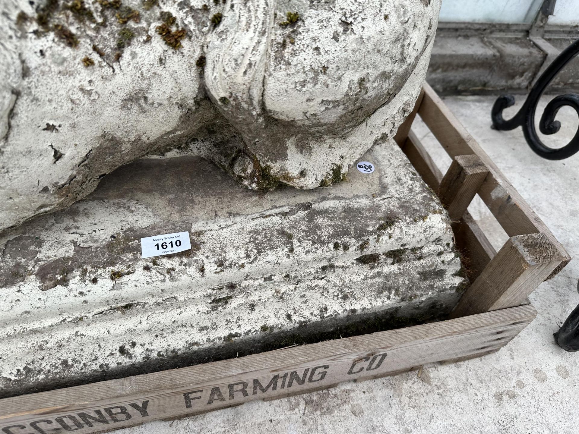 A RECONSTITUTED STONE LION GARDEN FIGURE WITH PLINTH BASE - Image 3 of 3