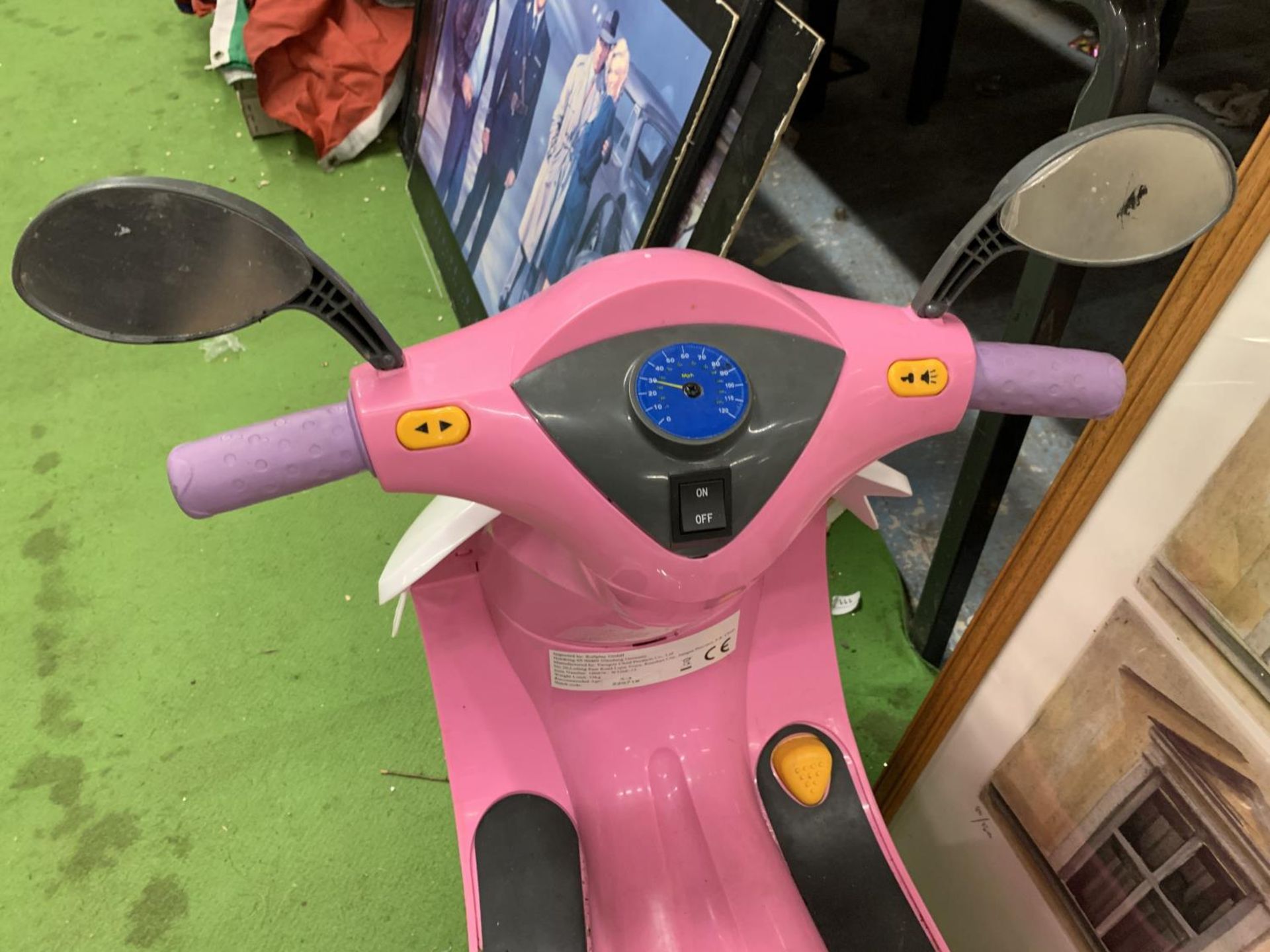 A CHILDREN'S PINK ELECTRIC THREE WHEELED SCOOTER WITH CHARGER - VENDOR STATES IN WORKING ORDER AND - Bild 4 aus 4