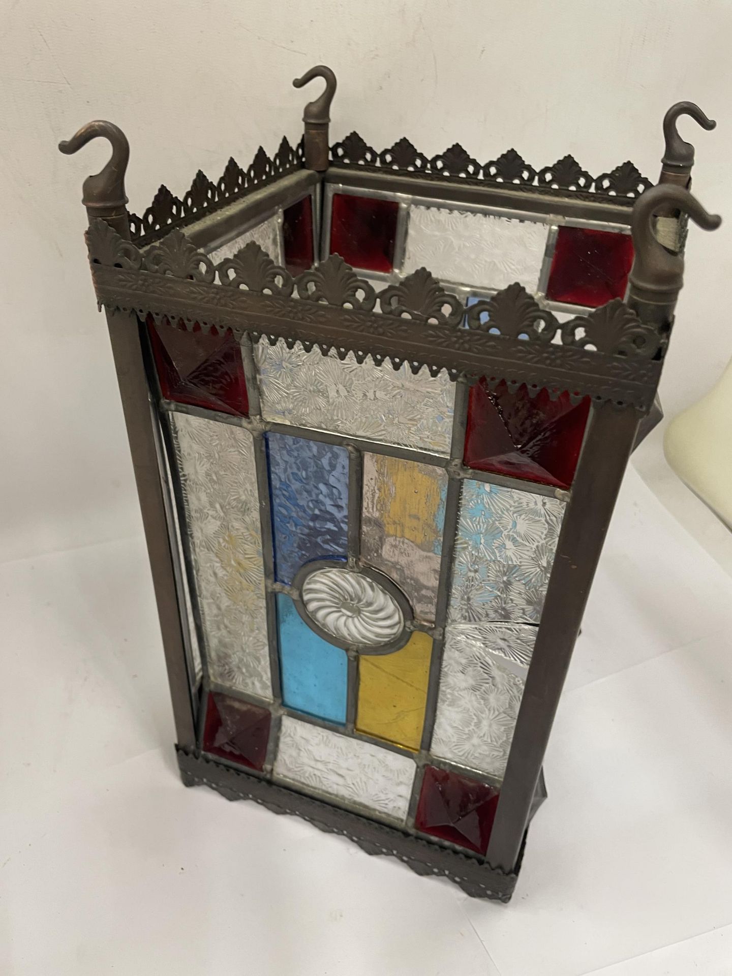 A VINTAGE COLOURED AND LEADED GLASS LANTERN, GLASS A/F, HEIGHT 31CM - Image 2 of 4