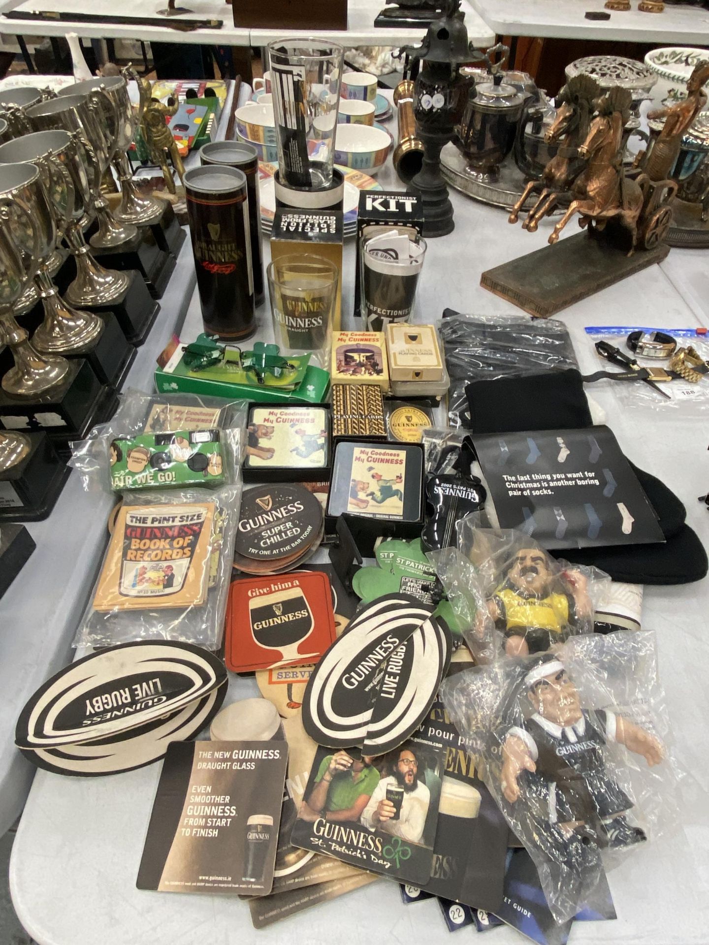 A LARGE GUINNESS LOT TO INCLUDE BEER MATS, PLAYING CARDS, COASTERS, ETC