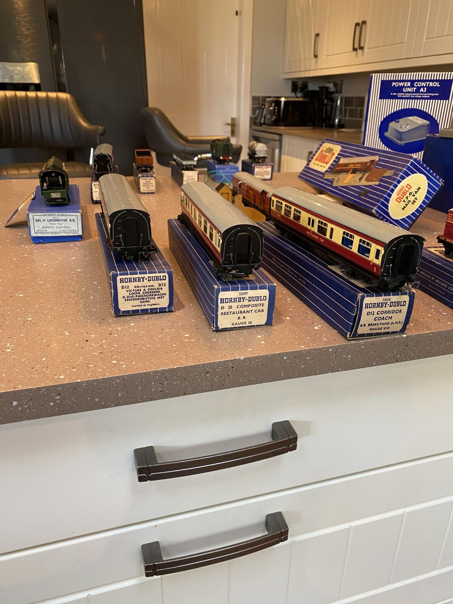 A VINTAGE SET OF HORNBY DUBLO MODEL RAILWAY ITEMS INCLUDING LOCO AND TENDER, PASSENGER AND GOODS - Image 7 of 8