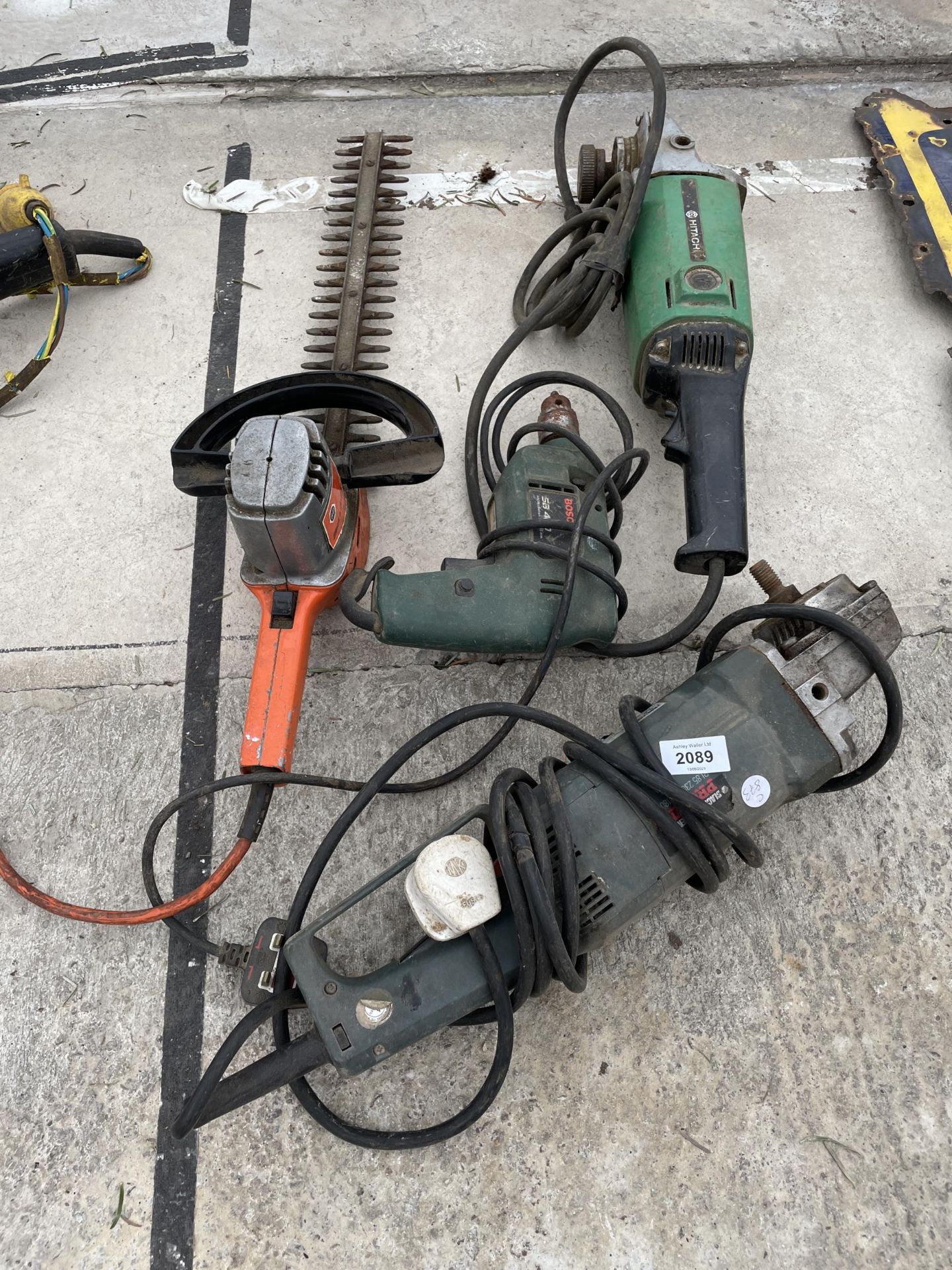 AN ASSORTMENT OF POWER TOOLS TO INCLUDE A HEDGE TRIMMER AND TWO ANGLE GRINDERS ETC