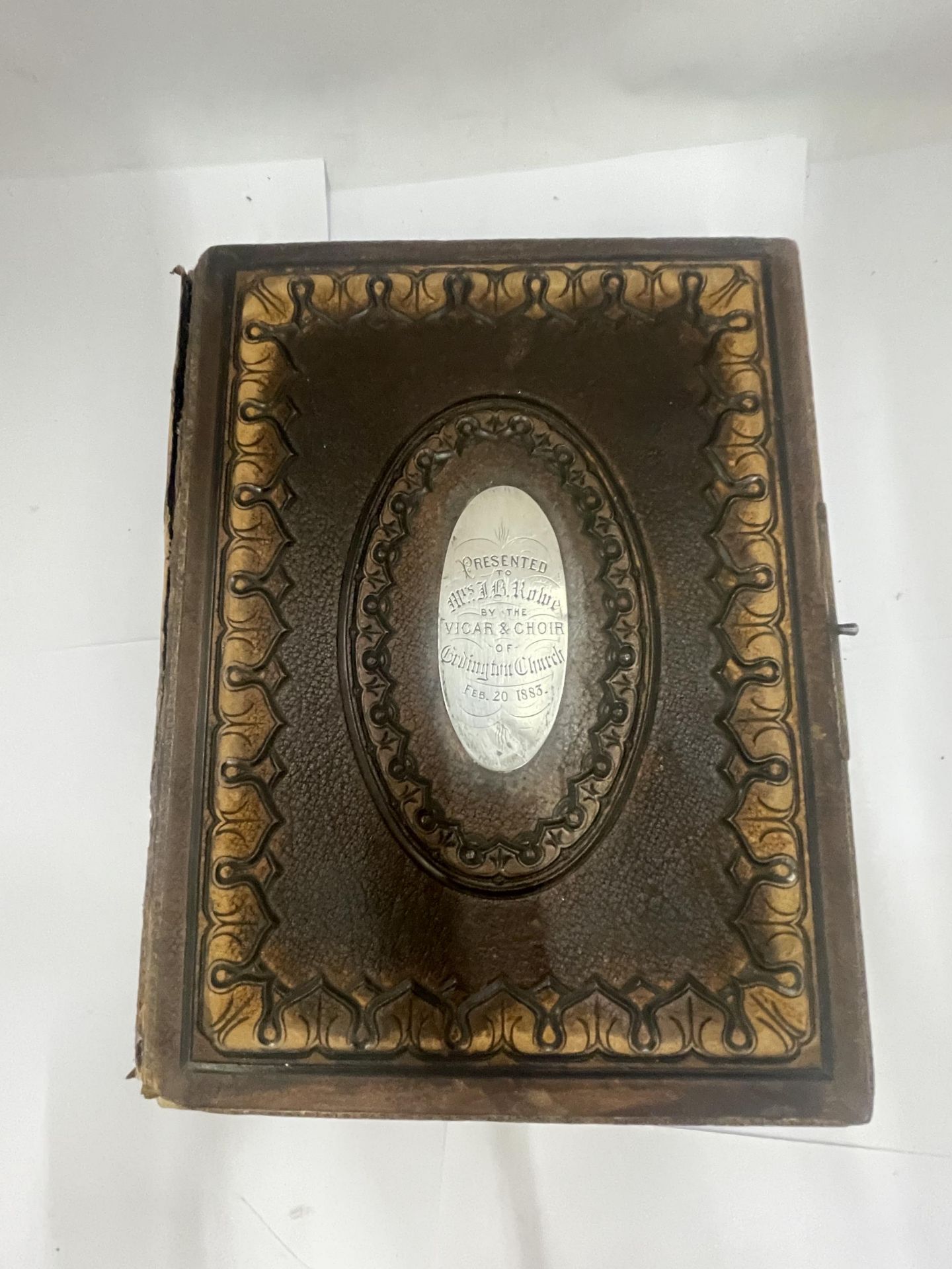 A VICTORIAN PHOTO ALBUM WITH SILVER PLATE ON FRONT PRESENTATION PLAQUE DATED 1883