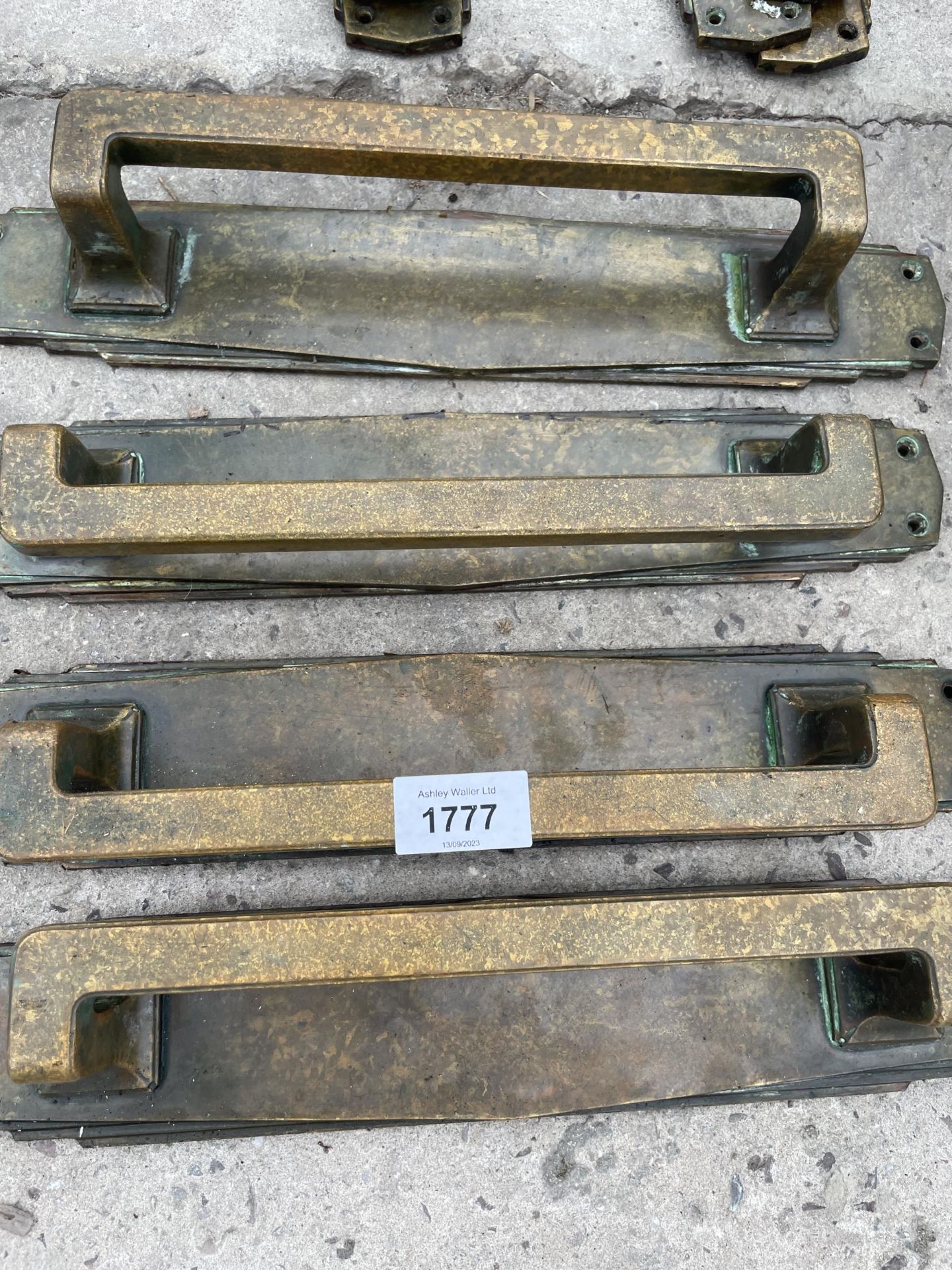 AN ASSORTMENT OF VINTAGE COPPER AND BRASS DOOR HANDLES AND PUSH PLATES - Image 2 of 3