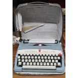 A VINTAGE CASED BROTHER DE LUXE TYPEWRITER