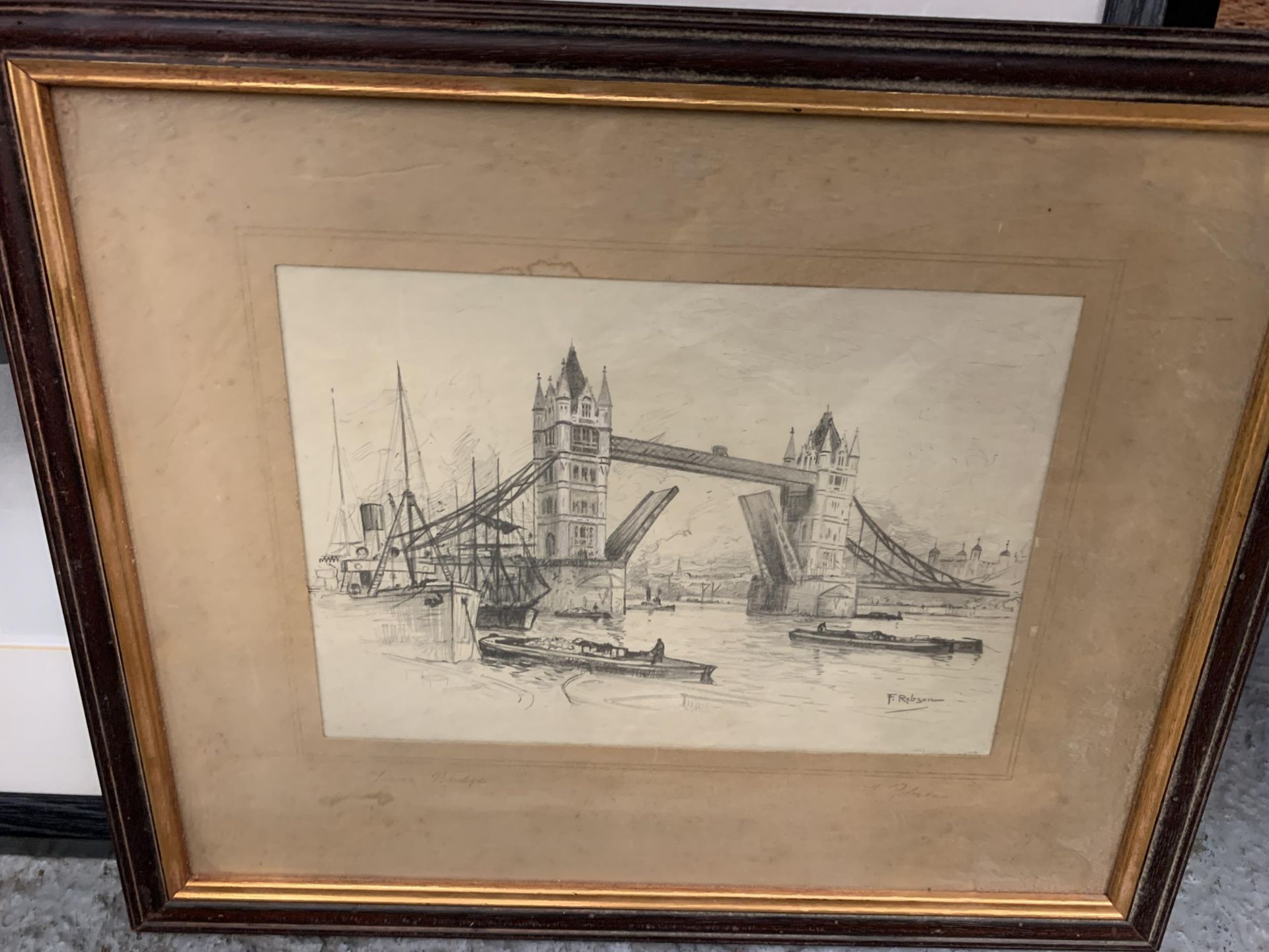 FOUR PICTURES TO INCLUDE A FRAMED AND SIGNED CHARCOAL DRAWING OF TOWER BRIDGE LONDON BY F ROBSON, - Image 5 of 6