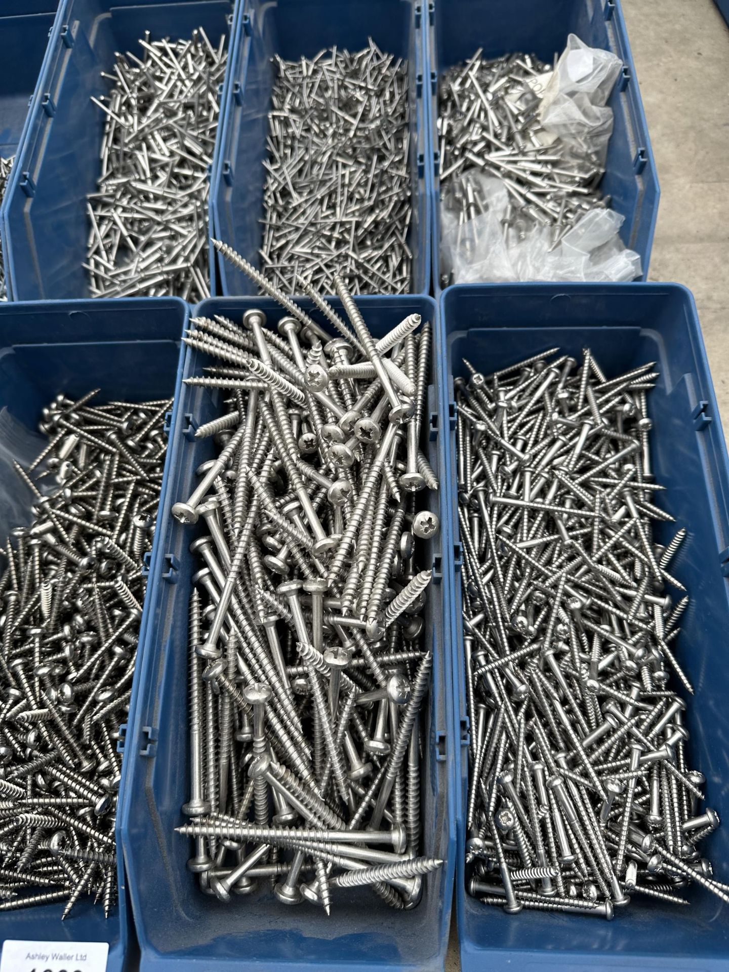 A LARGE ASSORTMENT OF HARDWARE TO INCLUDE STAINLESS STEEL SCREWS ETC - Image 2 of 3