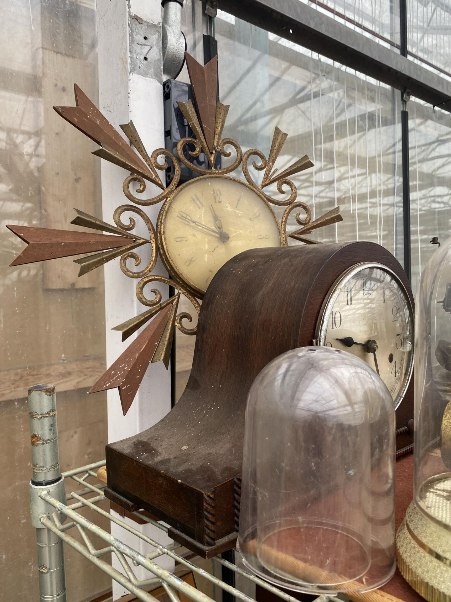 AN ASSORTMENT OF VARIOUS CLOCKS - Bild 2 aus 5