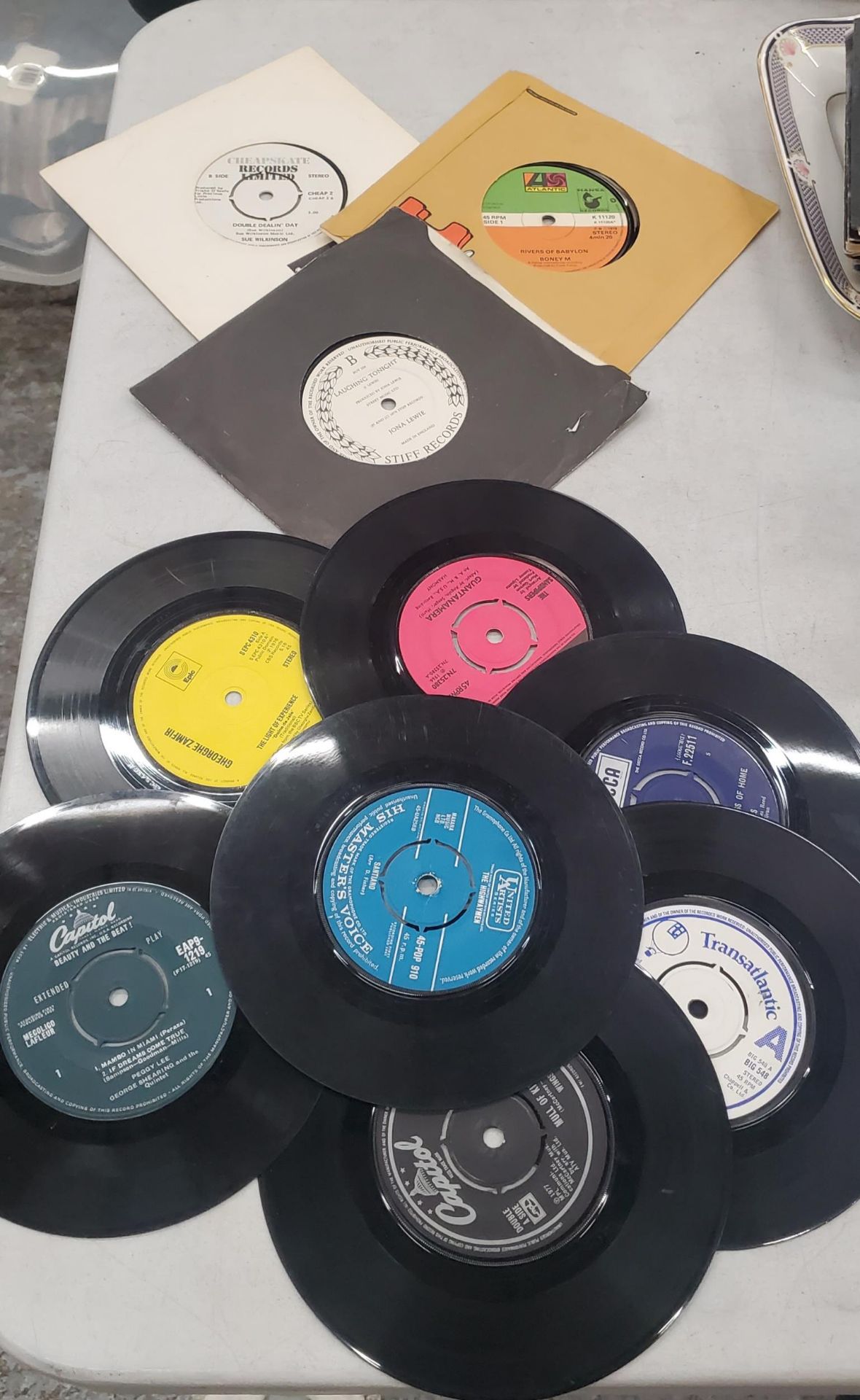 A QUANTITY OF 45RPM VINYL SINGLE RECORDS TO INCLUDE ROD STEWART, JONA LEWIE, FLEETWOOD MAC, CLIFF - Image 5 of 5